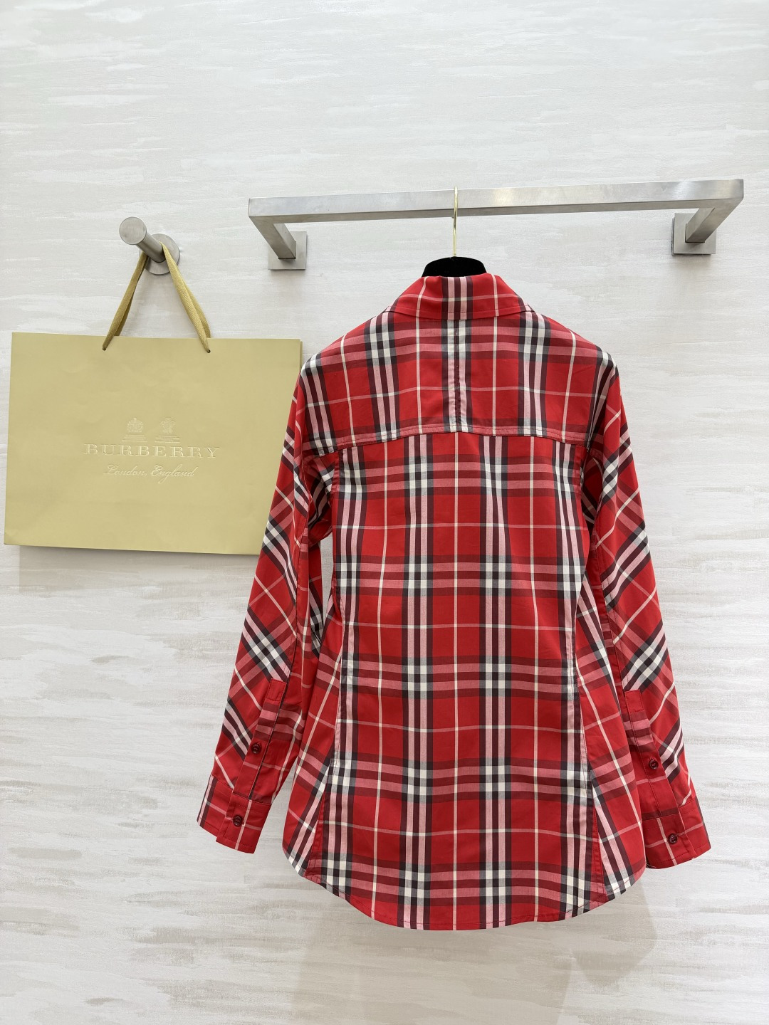 #Burberr♡²⁶马年限定红衬衣 新年氛围感焊身上选的蜡笔红格纹款太戳我了✨收腰设计上身巨显瘦 高品
