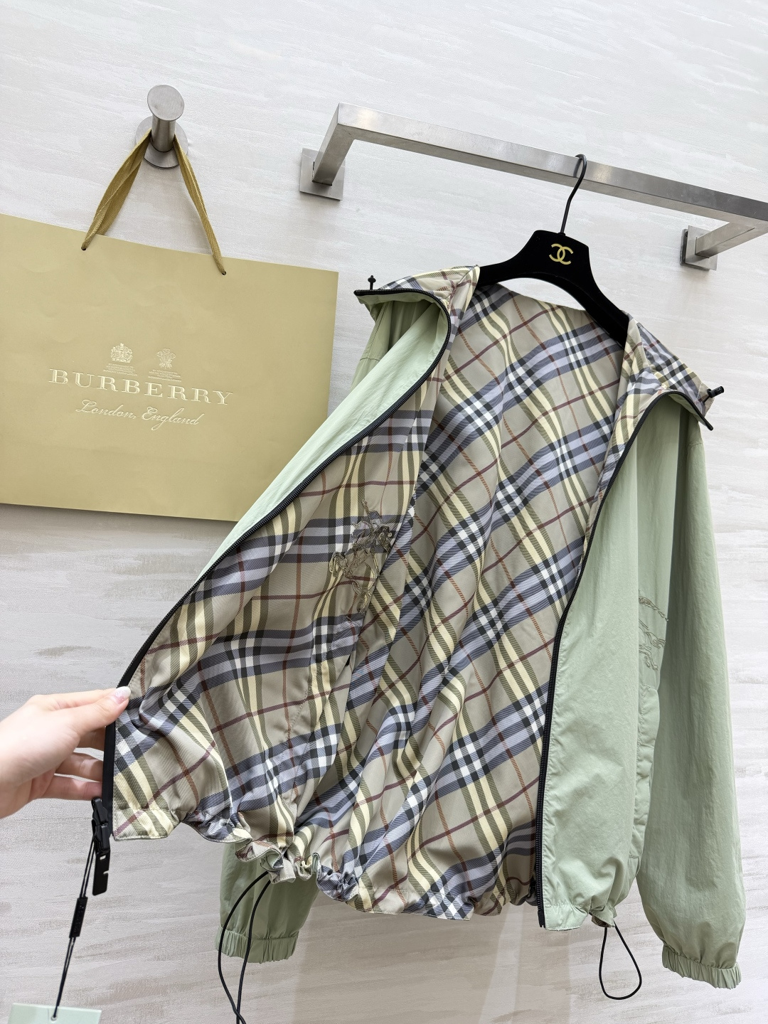 #Burberr♡²⁶ 男女同款 双面穿夹克 真的把“一衣两穿”玩明白了✨一面是经典格纹 复古英伦感拉满
