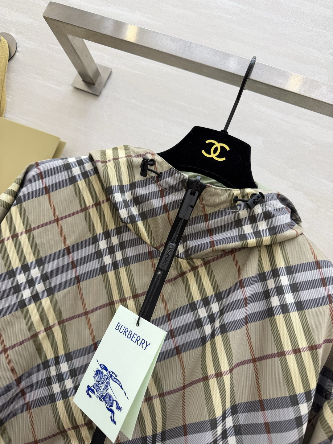 #Burberr♡²⁶ 男女同款 双面穿夹克 真的把“一衣两穿”玩明白了✨一面是经典格纹 复古英伦感拉满