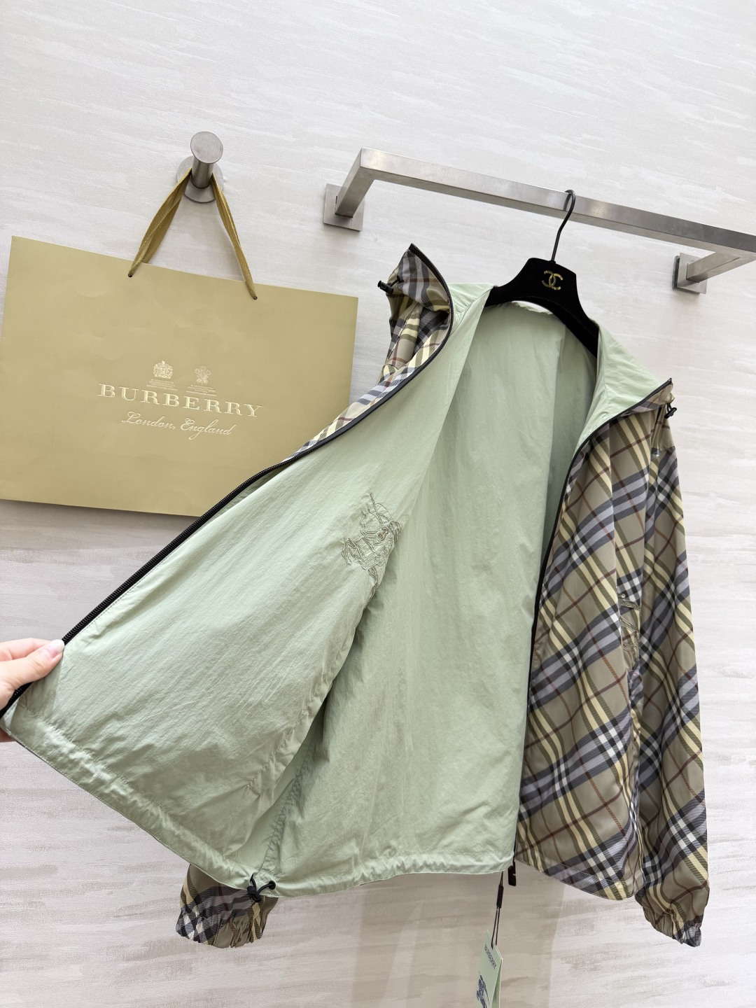 #Burberr♡²⁶ 男女同款 双面穿夹克 真的把“一衣两穿”玩明白了✨一面是经典格纹 复古英伦感拉满