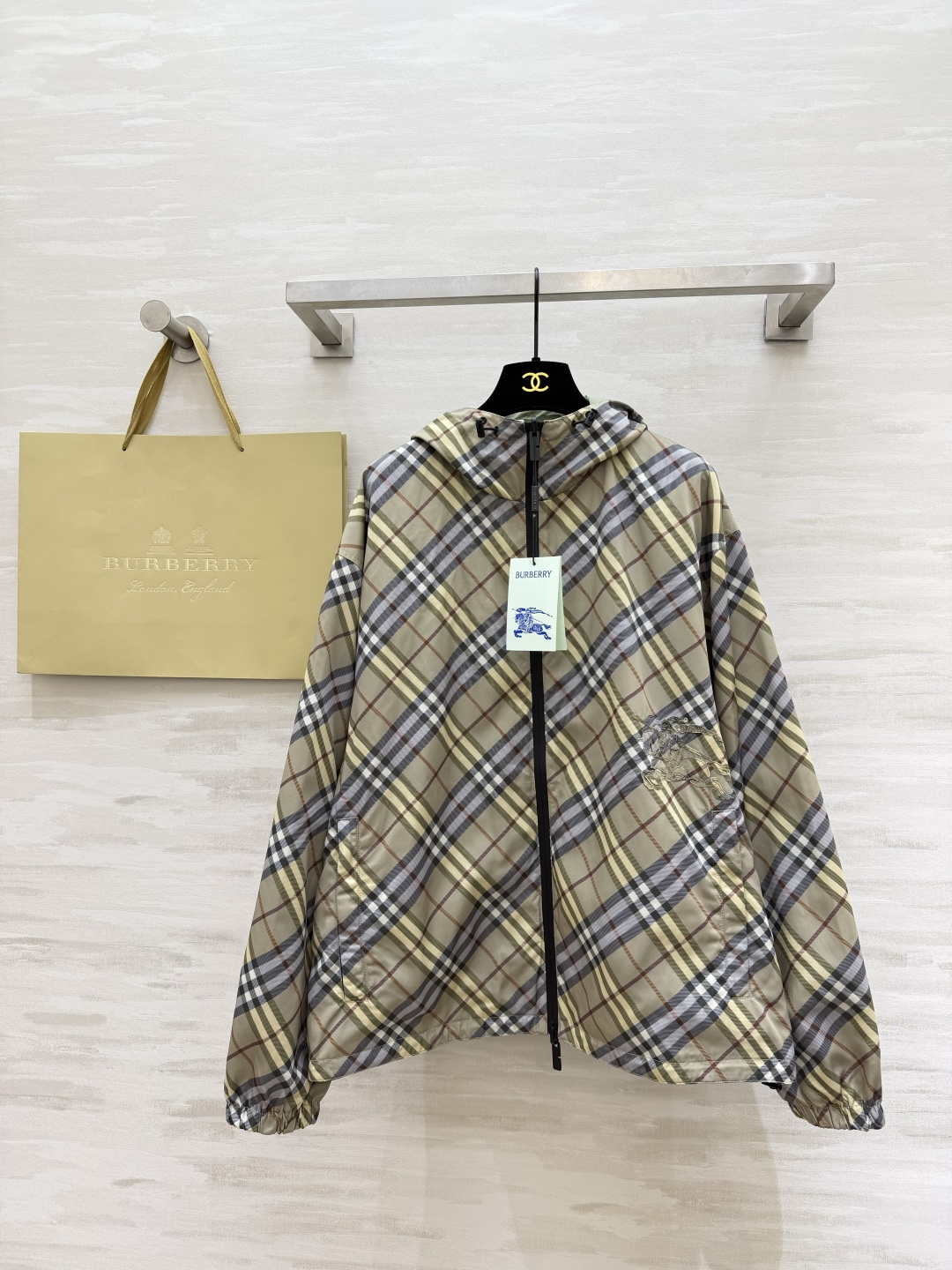 #Burberr♡²⁶ 男女同款 双面穿夹克 真的把“一衣两穿”玩明白了✨一面是经典格纹 复古英伦感拉满