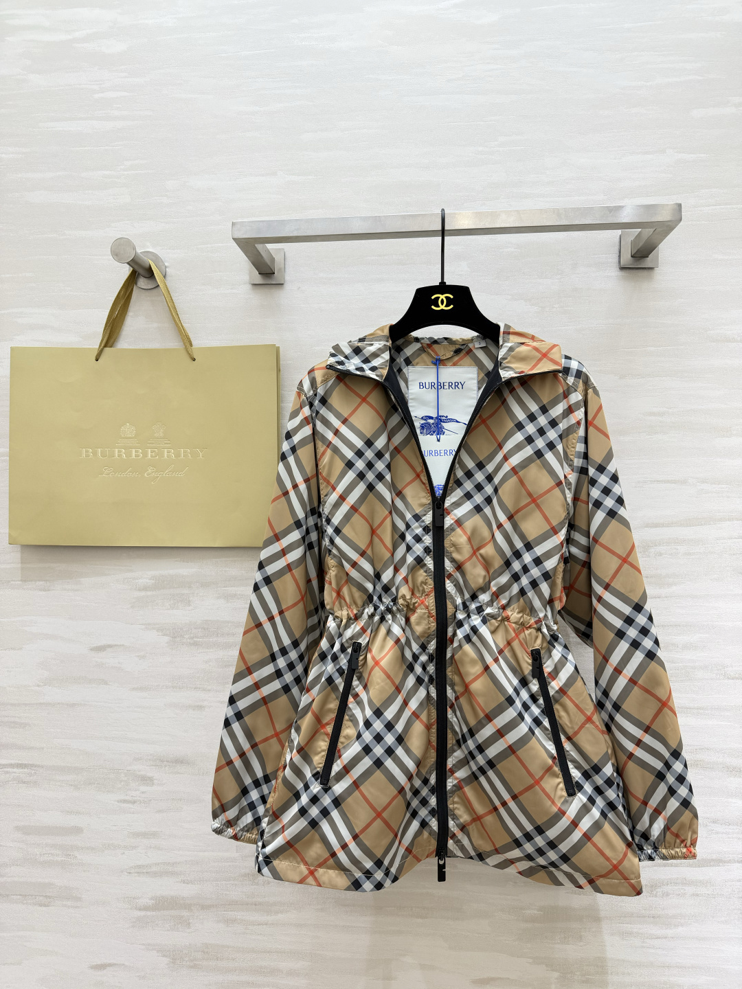 #Burberr♡²⁶新款 格纹风衣 真的戳中我了！经典Vintage格纹+抽绳收腰 ✨ 后背战马刺绣精