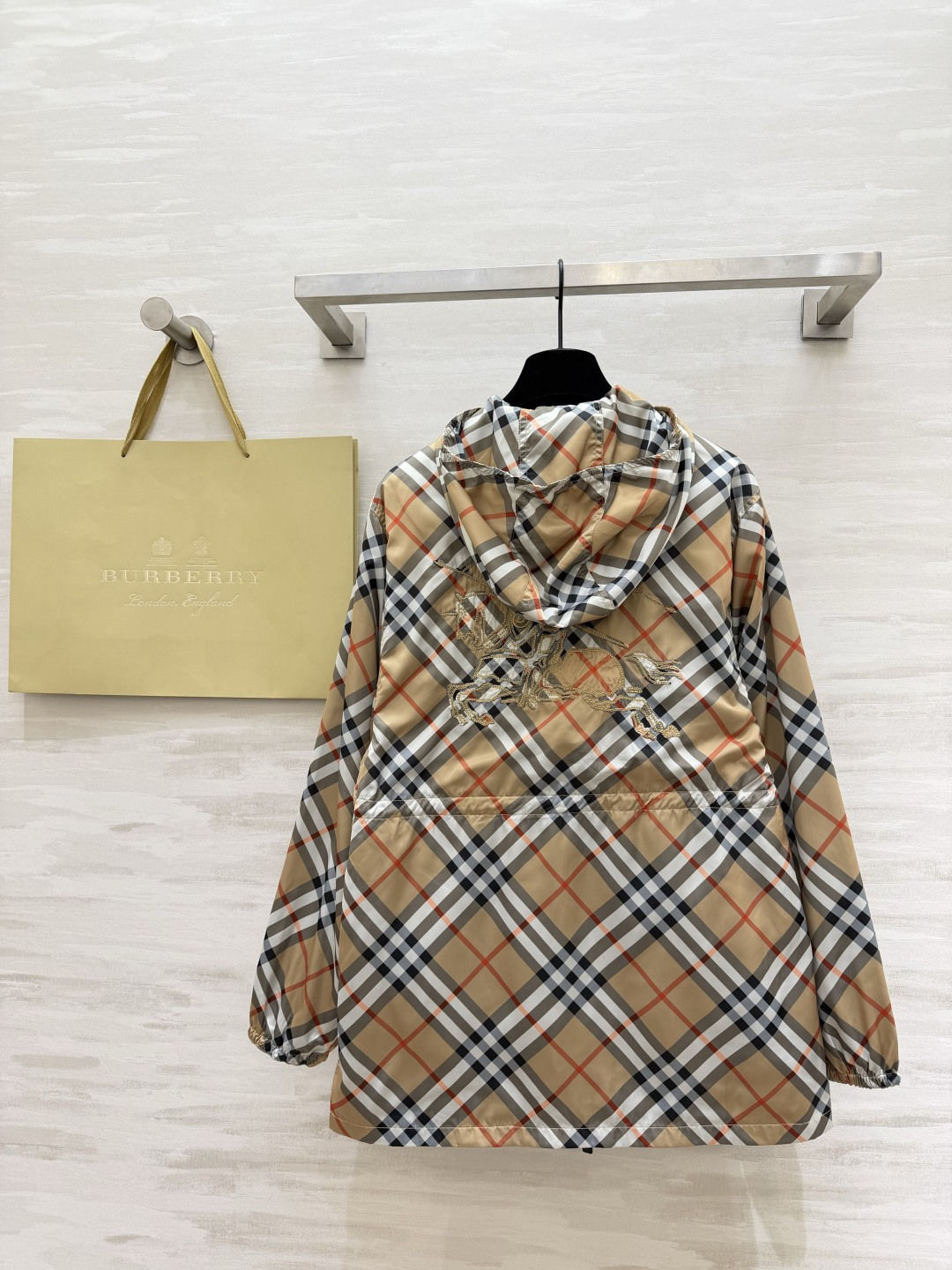 #Burberr♡²⁶新款 格纹风衣 真的戳中我了！经典Vintage格纹+抽绳收腰 ✨ 后背战马刺绣精
