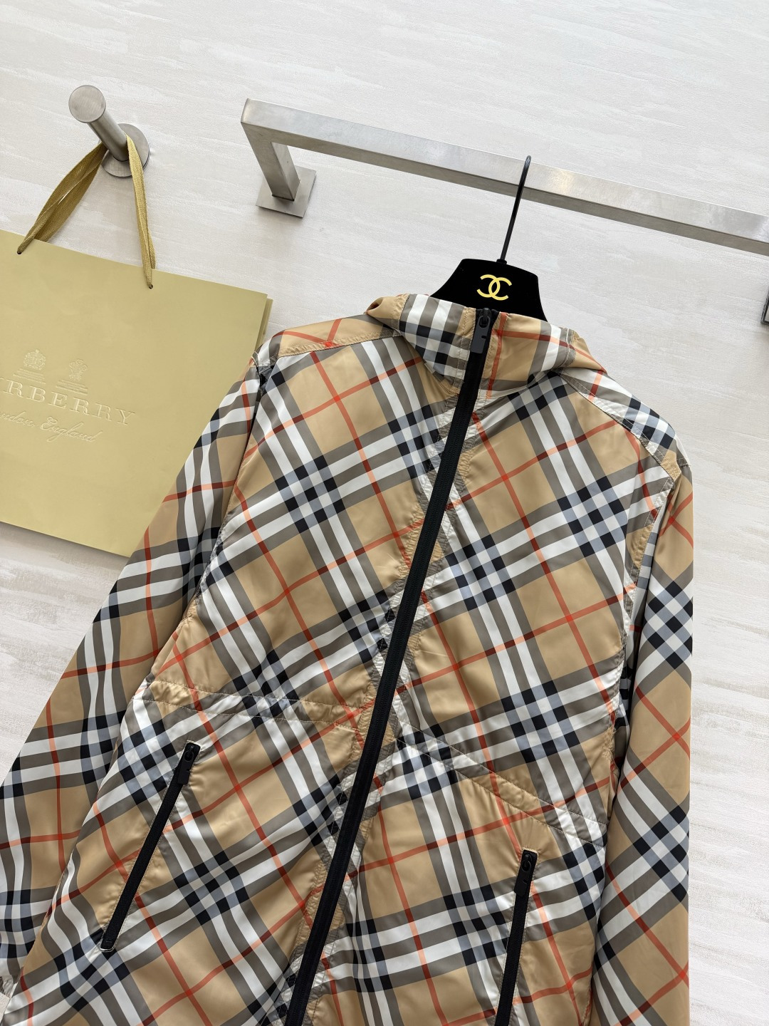 #Burberr♡²⁶新款 格纹风衣 真的戳中我了！经典Vintage格纹+抽绳收腰 ✨ 后背战马刺绣精