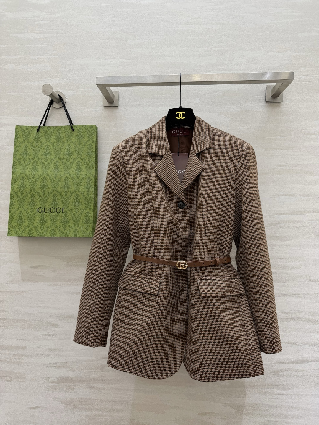 #Gucc♡²⁶复古千鸟格西装 把优雅焊在身上✨经典千鸟格永不过时 收腰设计+双G腰带 瞬间把比例拉到黄