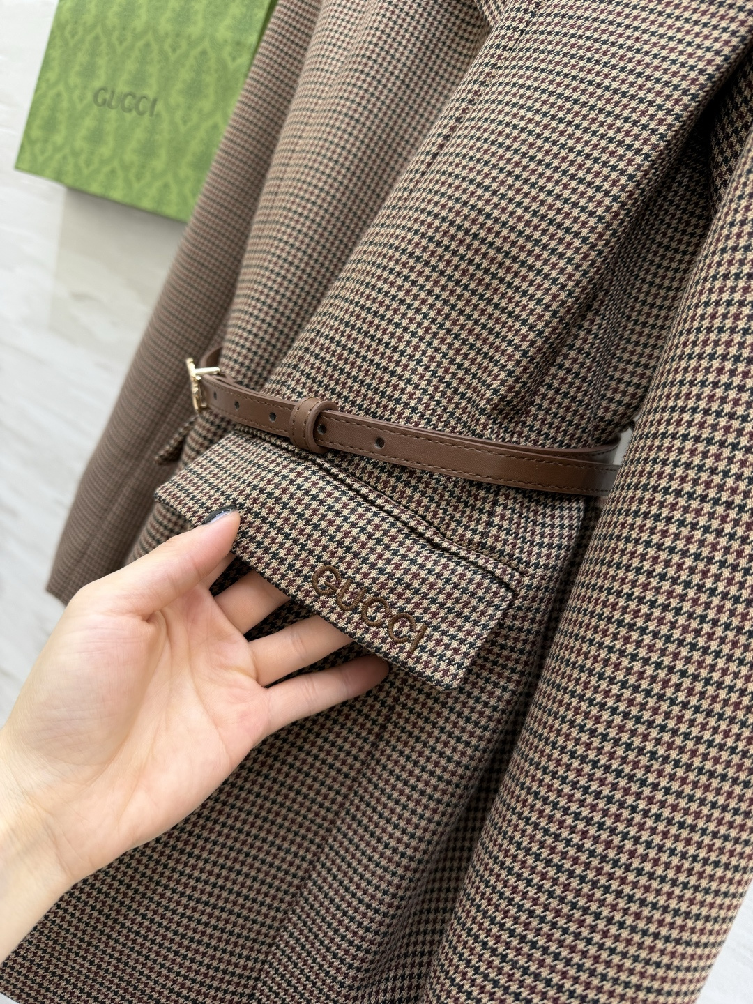#Gucc♡²⁶复古千鸟格西装 把优雅焊在身上✨经典千鸟格永不过时 收腰设计+双G腰带 瞬间把比例拉到黄