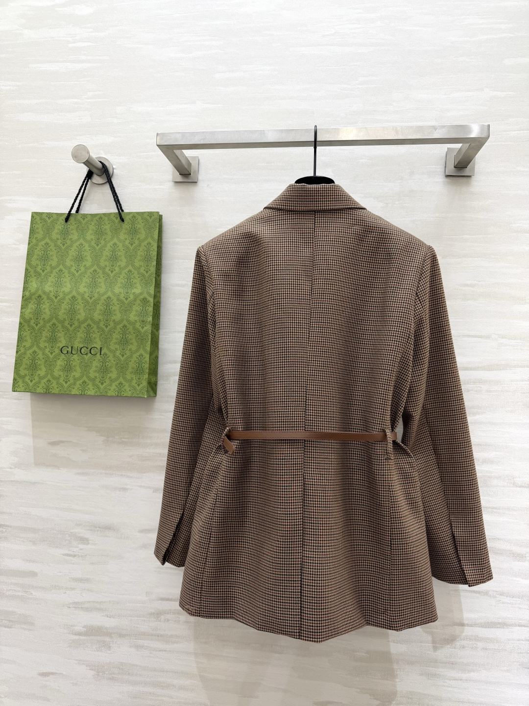 #Gucc♡²⁶复古千鸟格西装 把优雅焊在身上✨经典千鸟格永不过时 收腰设计+双G腰带 瞬间把比例拉到黄
