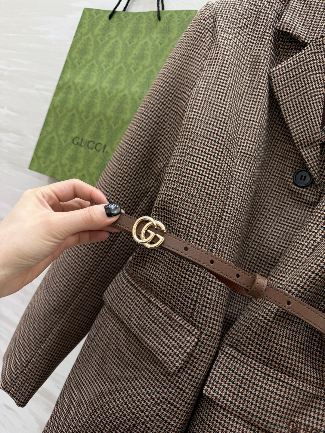 #Gucc♡²⁶复古千鸟格西装 把优雅焊在身上✨经典千鸟格永不过时 收腰设计+双G腰带 瞬间把比例拉到黄