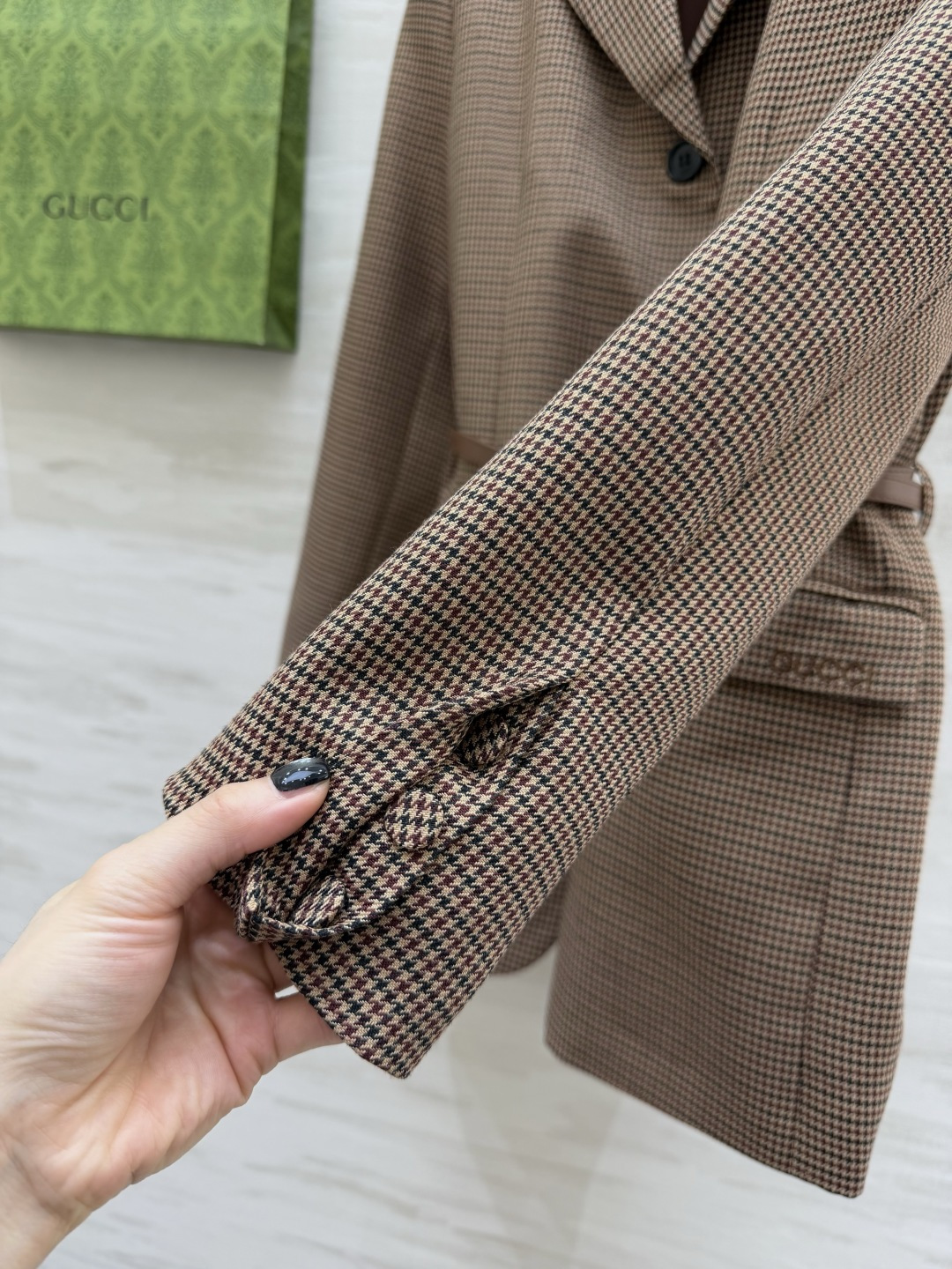 #Gucc♡²⁶复古千鸟格西装 把优雅焊在身上✨经典千鸟格永不过时 收腰设计+双G腰带 瞬间把比例拉到黄