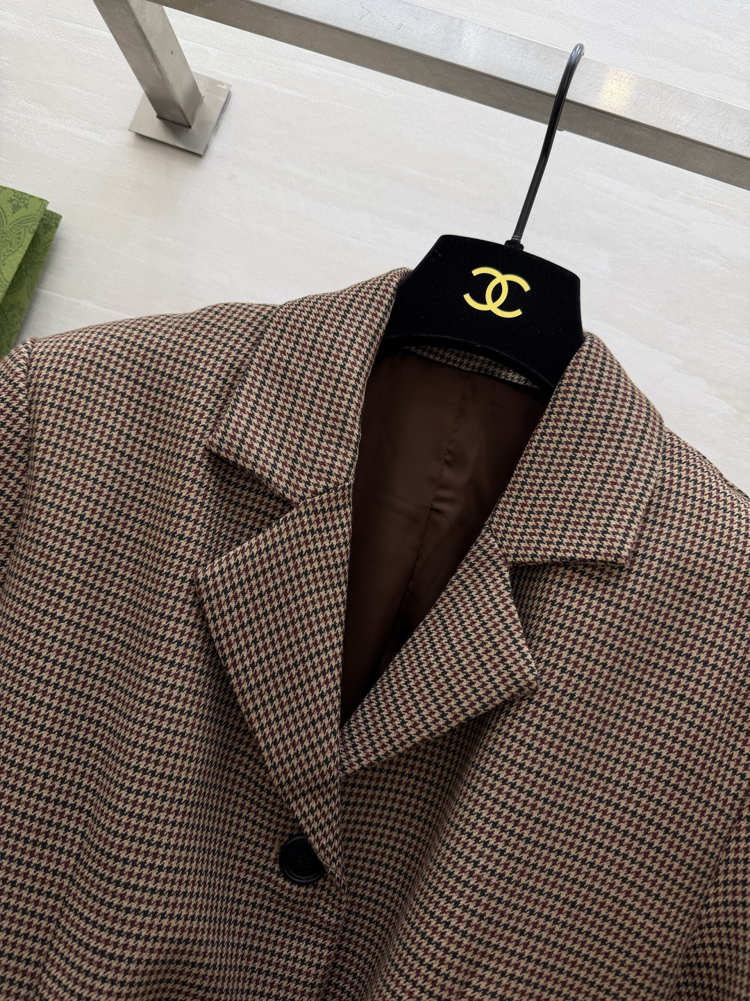 #Gucc♡²⁶复古千鸟格西装 把优雅焊在身上✨经典千鸟格永不过时 收腰设计+双G腰带 瞬间把比例拉到黄