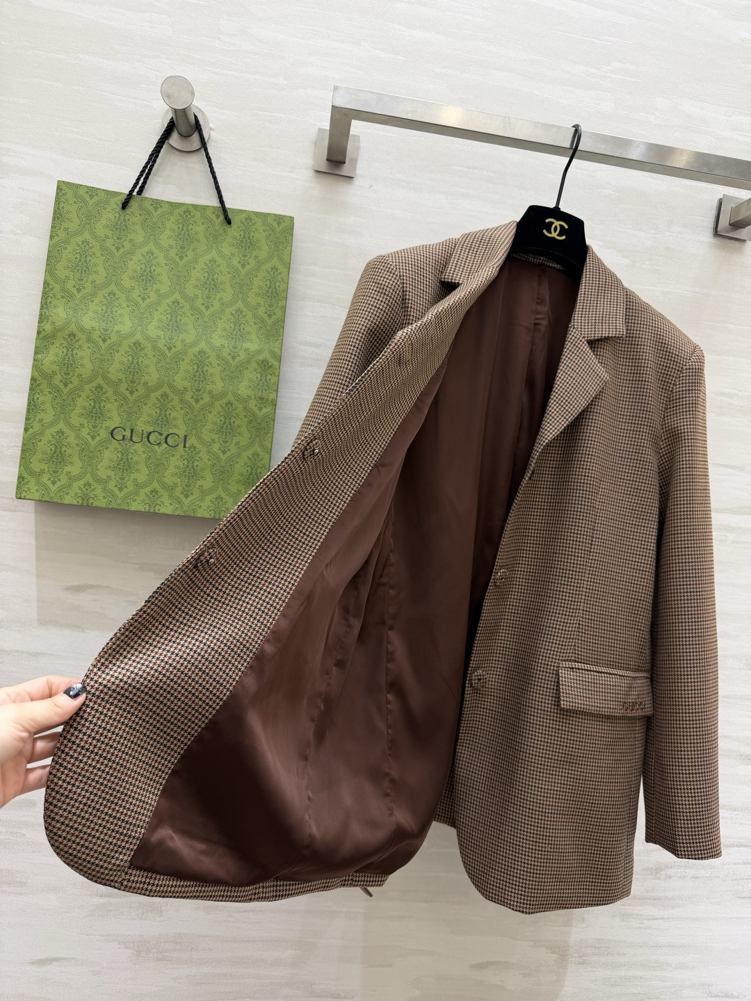 #Gucc♡²⁶复古千鸟格西装 把优雅焊在身上✨经典千鸟格永不过时 收腰设计+双G腰带 瞬间把比例拉到黄