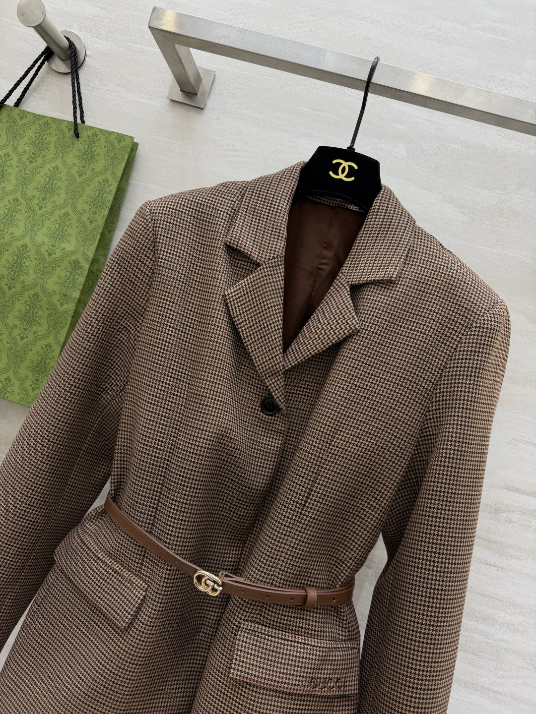 #Gucc♡²⁶复古千鸟格西装 把优雅焊在身上✨经典千鸟格永不过时 收腰设计+双G腰带 瞬间把比例拉到黄