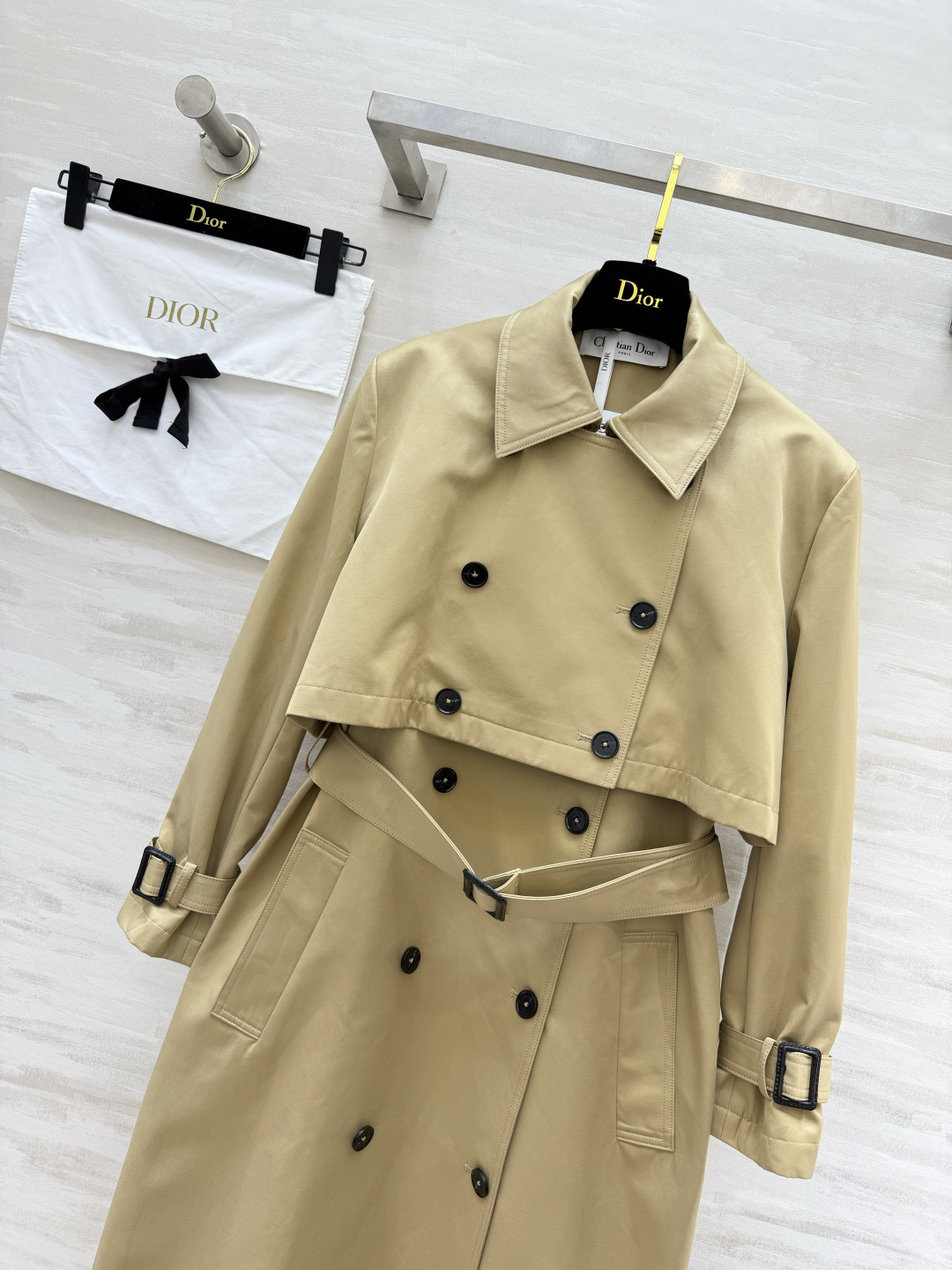 #DIO♡²⁶春夏风衣两件套｜把优雅焊在身上 ✨卡其色永不过时 无袖长裙+短款外套 一衣多穿不费力！无论