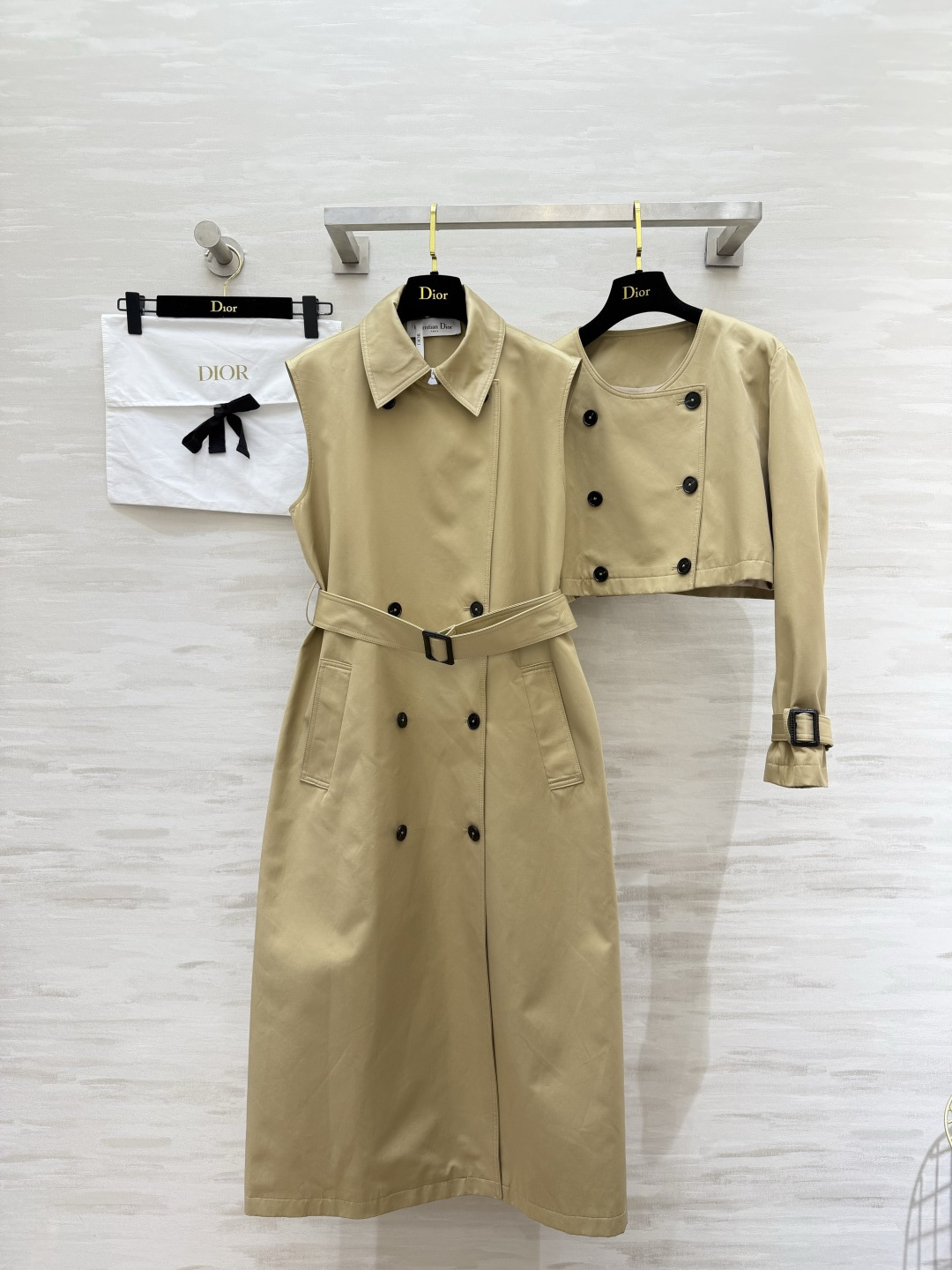 #DIO♡²⁶春夏风衣两件套｜把优雅焊在身上 ✨卡其色永不过时 无袖长裙+短款外套 一衣多穿不费力！无论