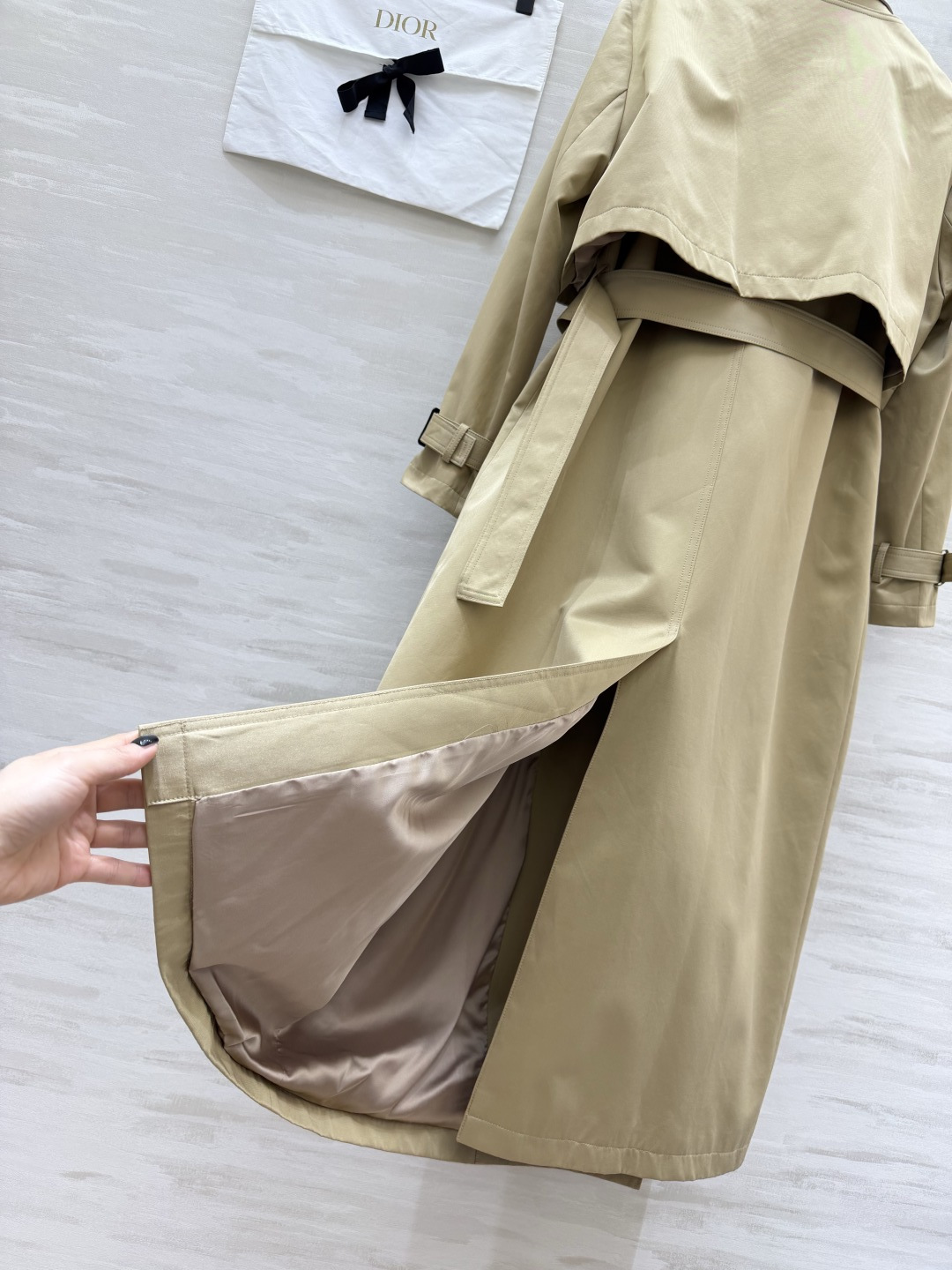 #DIO♡²⁶春夏风衣两件套｜把优雅焊在身上 ✨卡其色永不过时 无袖长裙+短款外套 一衣多穿不费力！无论