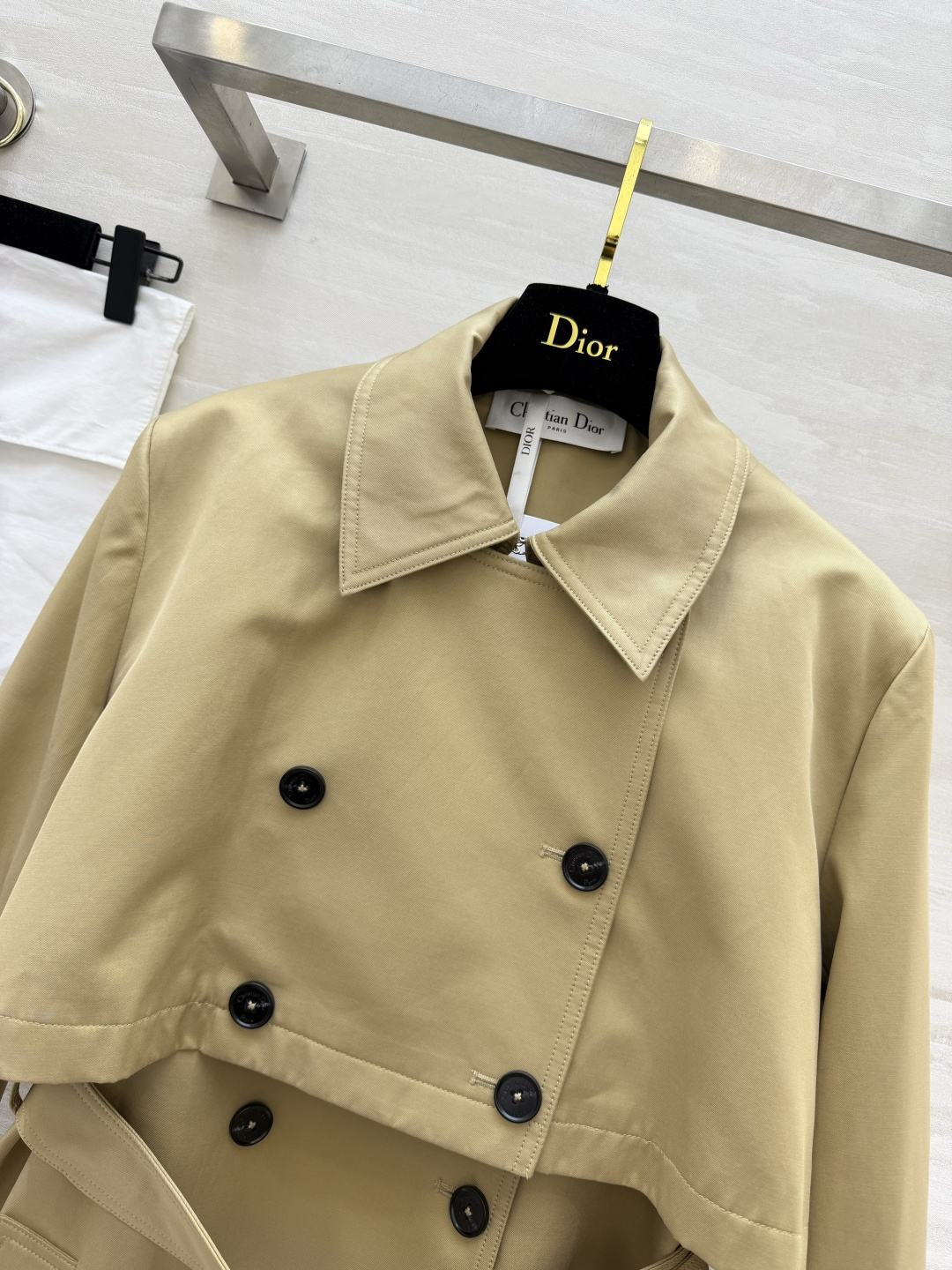 #DIO♡²⁶春夏风衣两件套｜把优雅焊在身上 ✨卡其色永不过时 无袖长裙+短款外套 一衣多穿不费力！无论