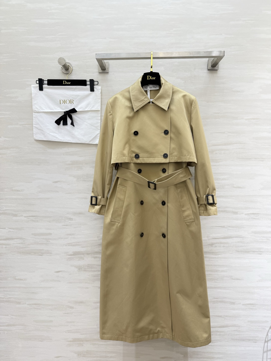 #DIO♡²⁶春夏风衣两件套｜把优雅焊在身上 ✨卡其色永不过时 无袖长裙+短款外套 一衣多穿不费力！无论