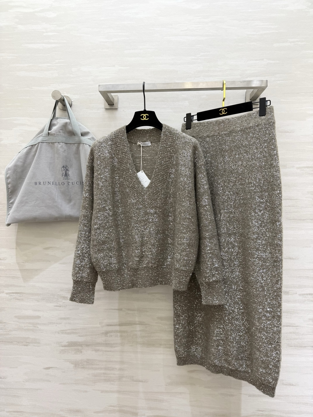 NO:805074,(Top, skirt) #Brunello Cucinell's new sequined sweater series. Italian luxury brand Brunello Cucinell uses high-quality cashmere blend, soft and skin-friendly. The sequin embellishment shines like a star. The top V-neck + dropped shoulder design is relaxed and elegant. Pair it with the same series of skirts to easily create an 'old money style' outfit!  It can be easily used for daily commuting and holiday parties. The entire upper body has both luxurious texture and high-end design. High quality. Available for sale in stock. Available separately in sizes S/M/L, brunello cucinelli, skirts,19860909（上衣,半裙）#Brunello Cucinell新款 亮片针织衫系列 意大利奢侈品牌Brunello Cucinell 采用高品质羊绒混纺 柔软亲肤 亮片点缀如星河般闪耀 上衣V领+落肩设计 松弛优雅 搭配同系列半裙轻松打造“老钱风”穿搭！日常通勤、节日聚会都能轻松驾驭 整套上身奢华质感与高级设计兼具 高品质 现货首发 分开发售sizeS/M/L,,brunello cucinelli,skirts,,Women's clothing