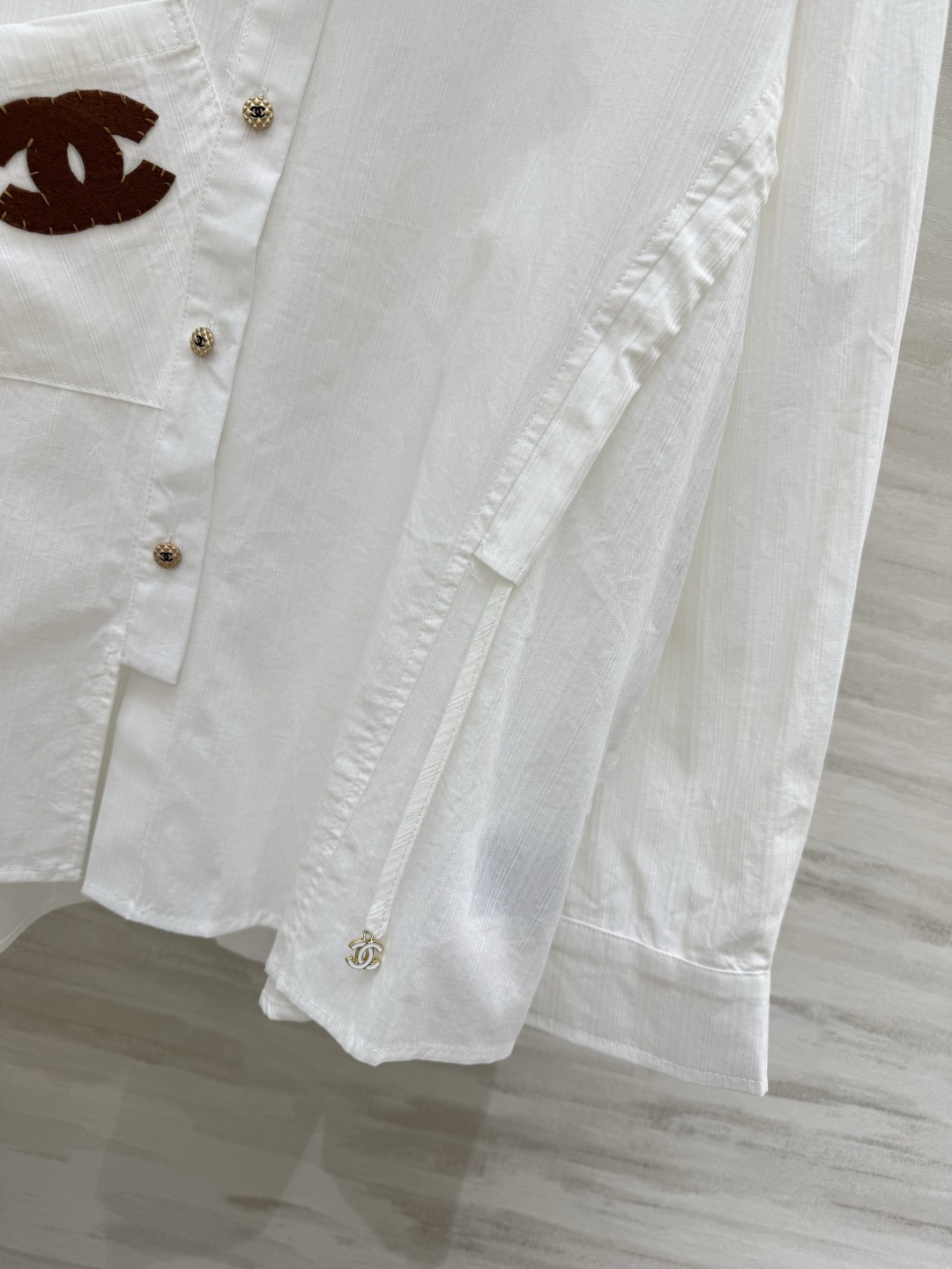 #CHANE♡²⁶白衬衣✨ 自带松弛感的法式氛围 双C刺绣口袋+金属纽扣 细节里全是贵气 可盐可甜 单穿