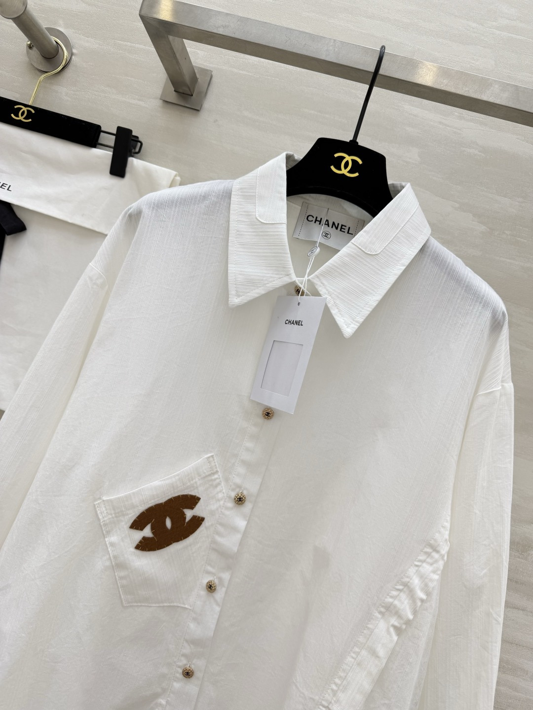 #CHANE♡²⁶白衬衣✨ 自带松弛感的法式氛围 双C刺绣口袋+金属纽扣 细节里全是贵气 可盐可甜 单穿