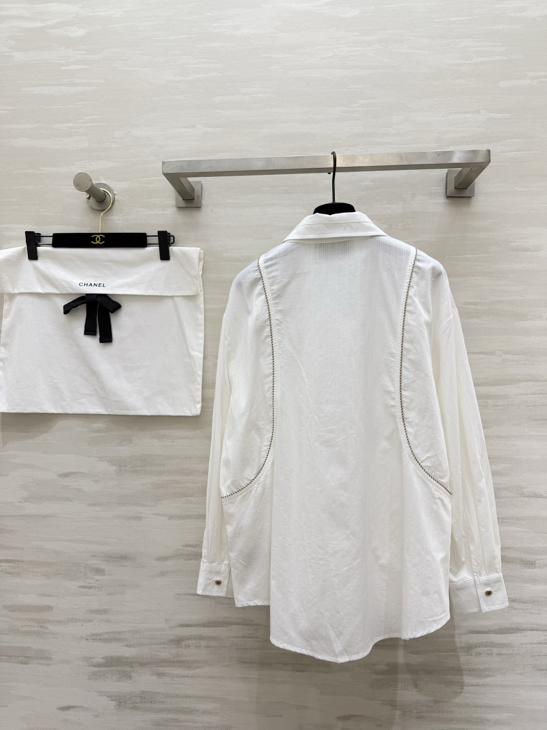 #CHANE♡²⁶白衬衣✨ 自带松弛感的法式氛围 双C刺绣口袋+金属纽扣 细节里全是贵气 可盐可甜 单穿