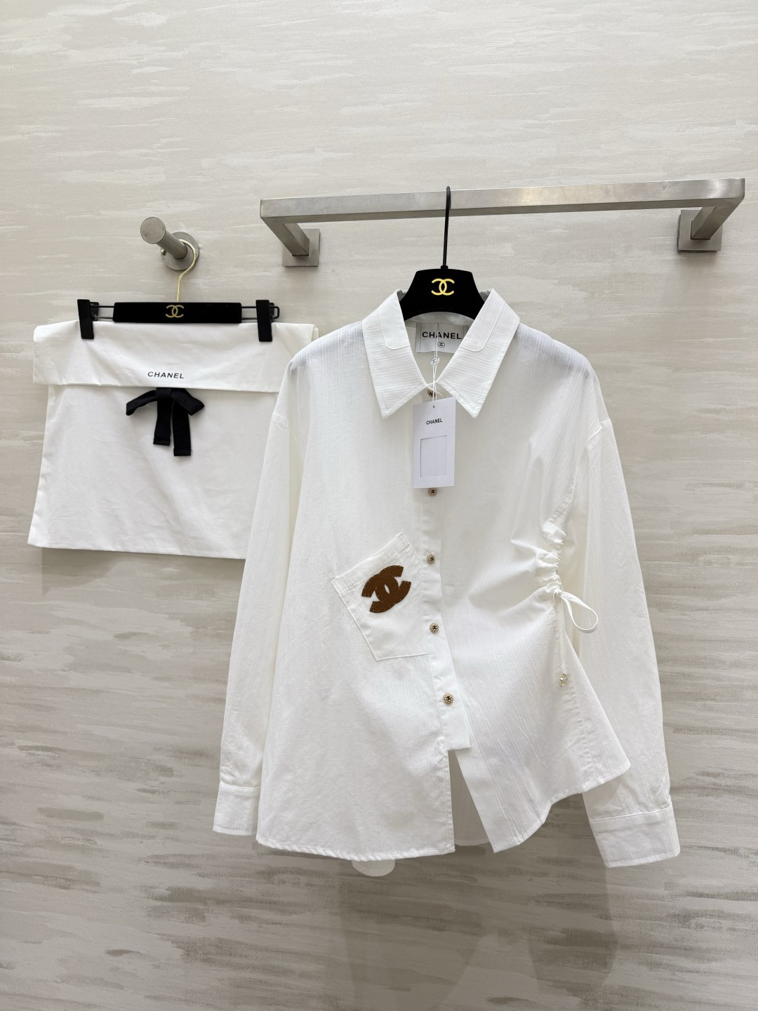 #CHANE♡²⁶白衬衣✨ 自带松弛感的法式氛围 双C刺绣口袋+金属纽扣 细节里全是贵气 可盐可甜 单穿