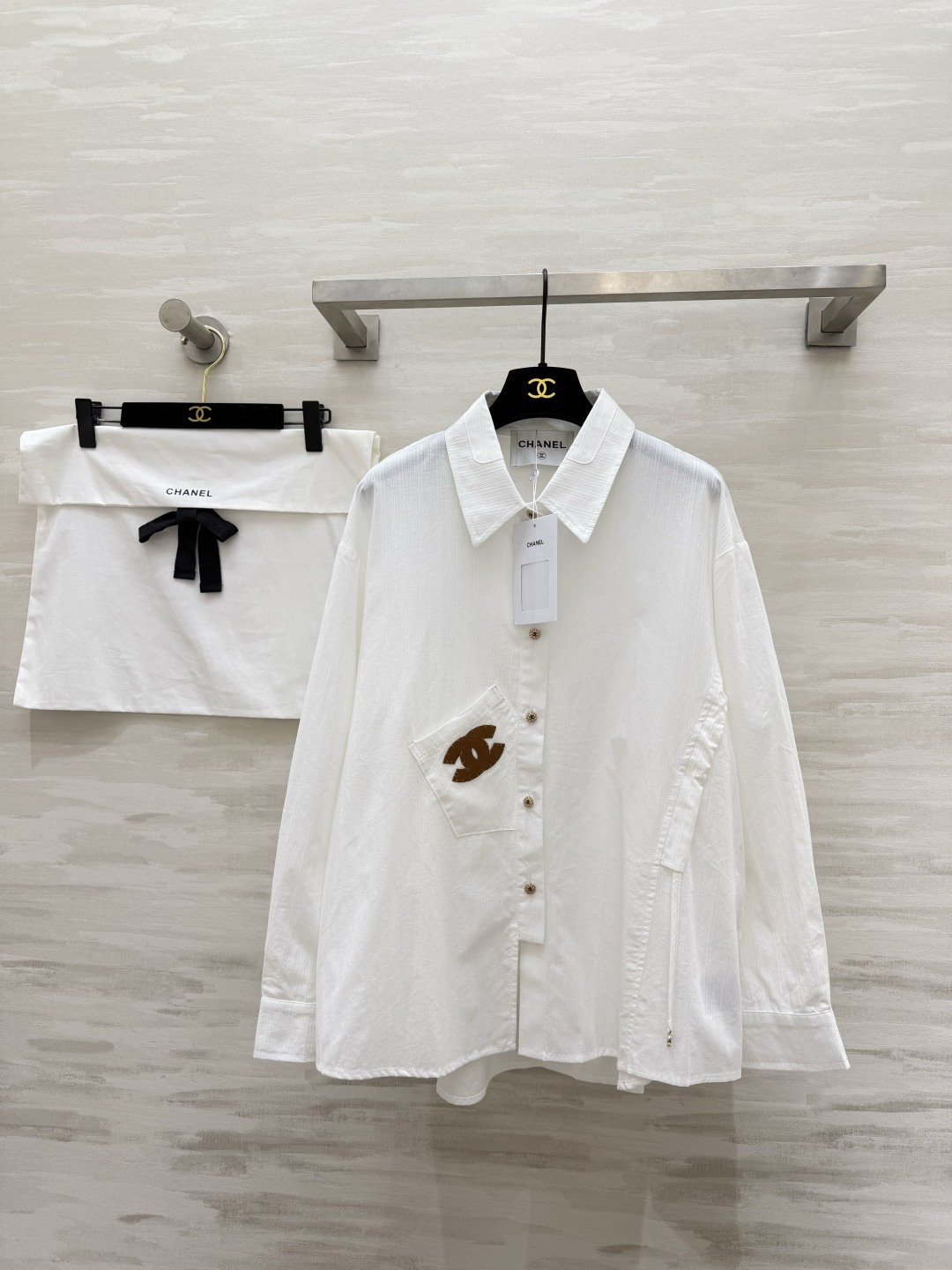 #CHANE♡²⁶白衬衣✨ 自带松弛感的法式氛围 双C刺绣口袋+金属纽扣 细节里全是贵气 可盐可甜 单穿