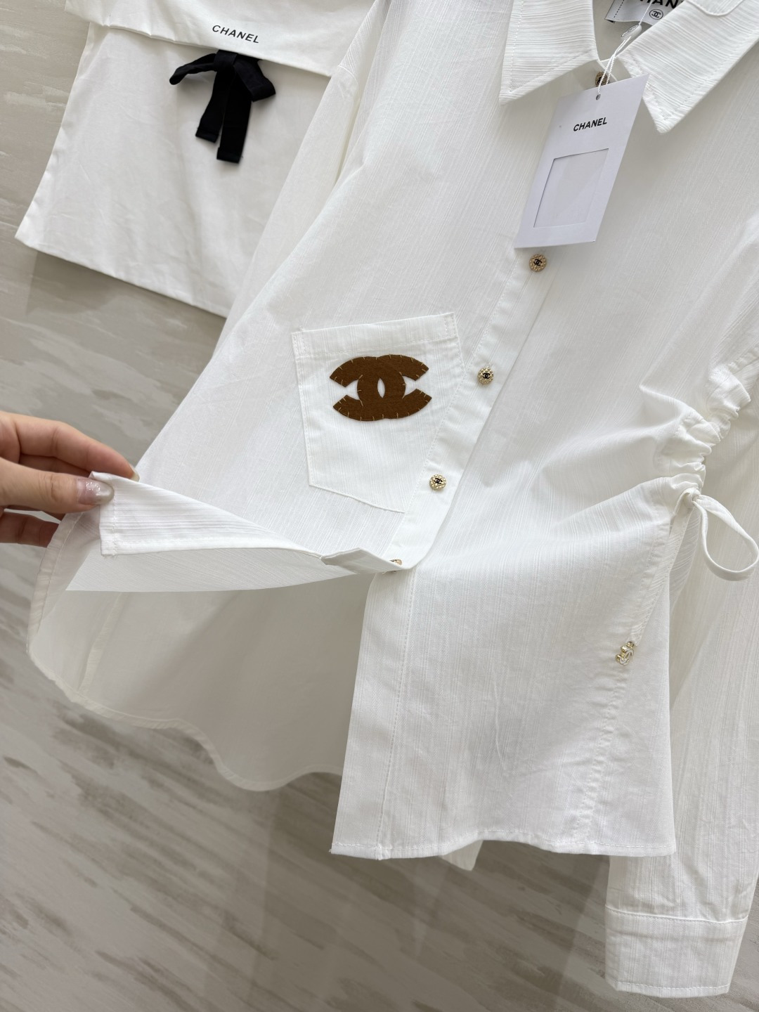 #CHANE♡²⁶白衬衣✨ 自带松弛感的法式氛围 双C刺绣口袋+金属纽扣 细节里全是贵气 可盐可甜 单穿