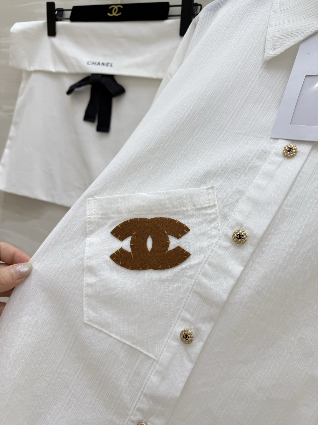 #CHANE♡²⁶白衬衣✨ 自带松弛感的法式氛围 双C刺绣口袋+金属纽扣 细节里全是贵气 可盐可甜 单穿