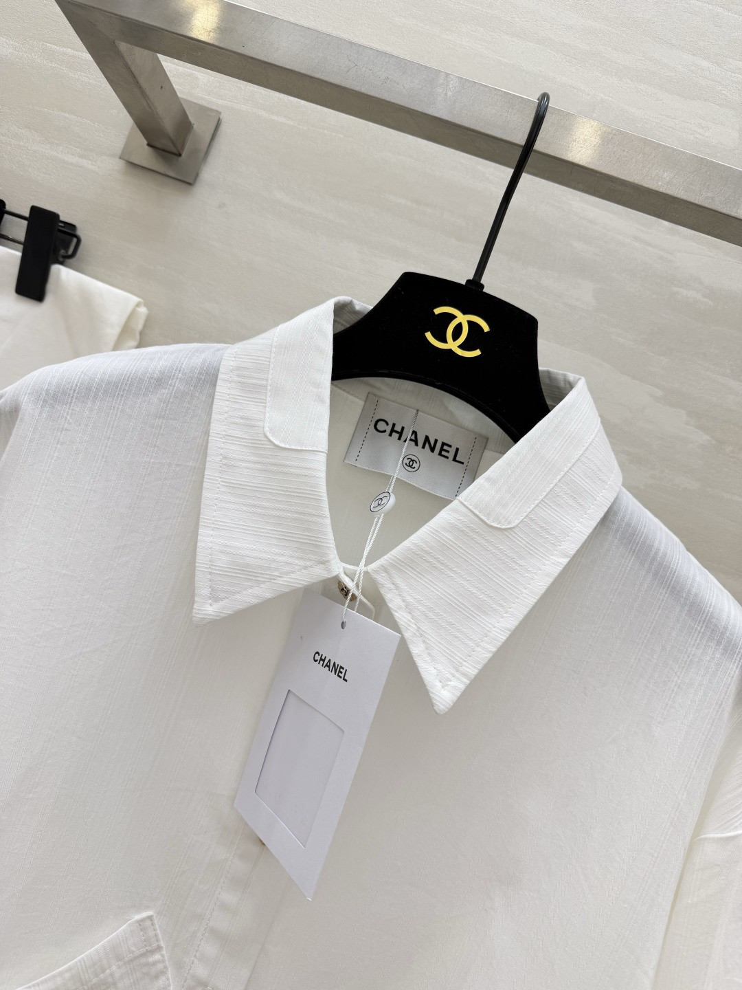 #CHANE♡²⁶白衬衣✨ 自带松弛感的法式氛围 双C刺绣口袋+金属纽扣 细节里全是贵气 可盐可甜 单穿