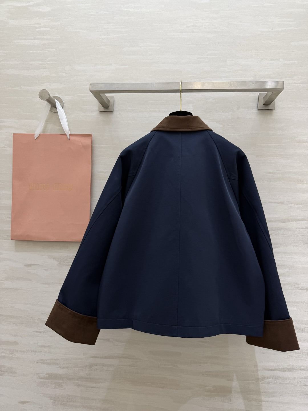 #MiuMi♡²⁶春夏新款 撞色翻领外套 卡其色主调+麂皮绒翻领和袖口 复古又时髦！金属纽扣+胸前刺绣徽