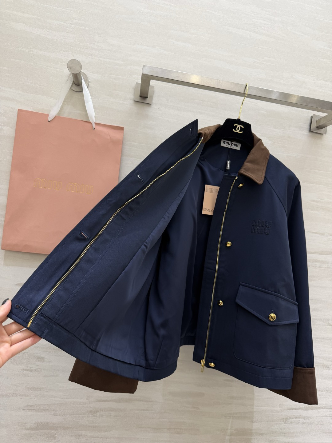 #MiuMi♡²⁶春夏新款 撞色翻领外套 卡其色主调+麂皮绒翻领和袖口 复古又时髦！金属纽扣+胸前刺绣徽