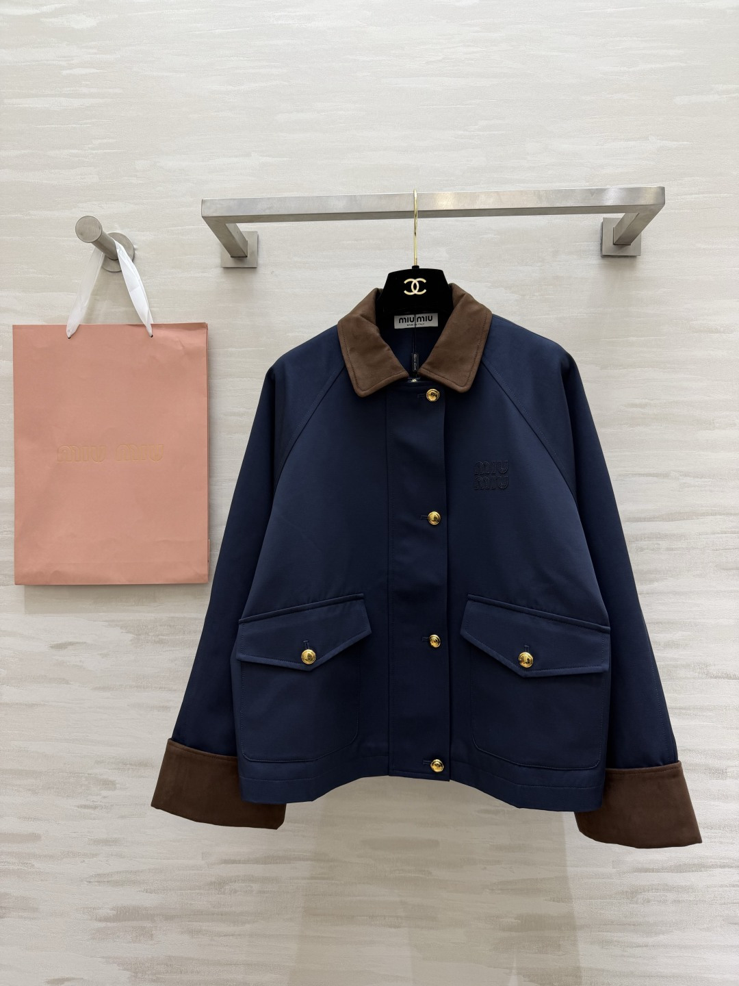 #MiuMi♡²⁶春夏新款 撞色翻领外套 卡其色主调+麂皮绒翻领和袖口 复古又时髦！金属纽扣+胸前刺绣徽