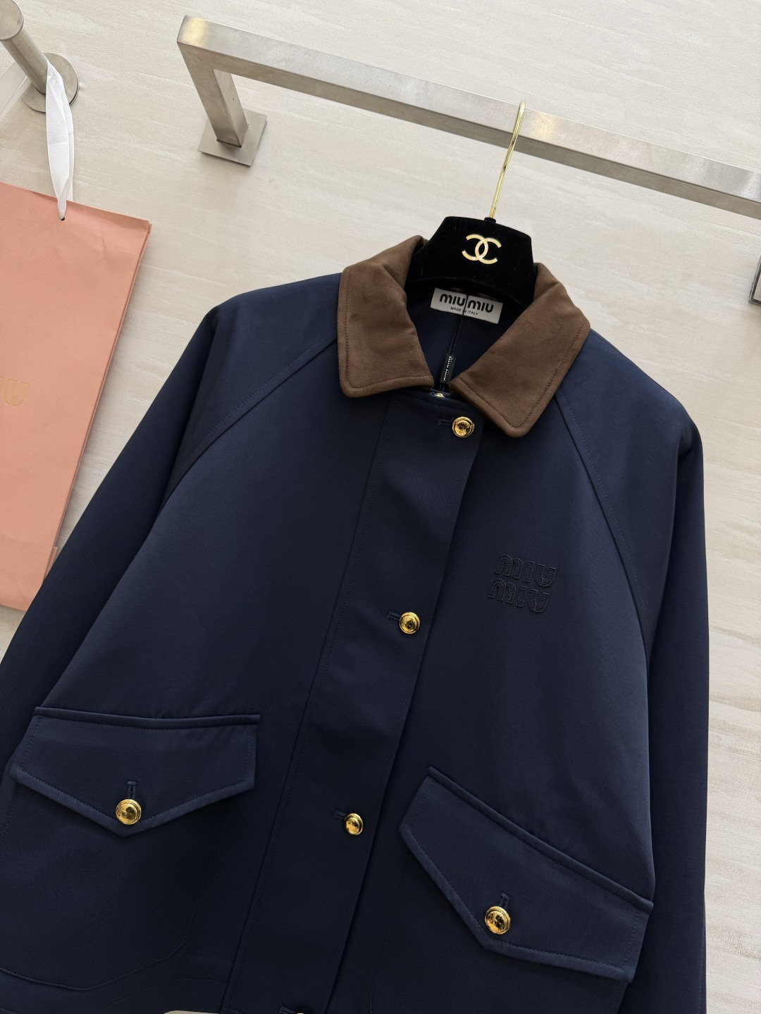 #MiuMi♡²⁶春夏新款 撞色翻领外套 卡其色主调+麂皮绒翻领和袖口 复古又时髦！金属纽扣+胸前刺绣徽