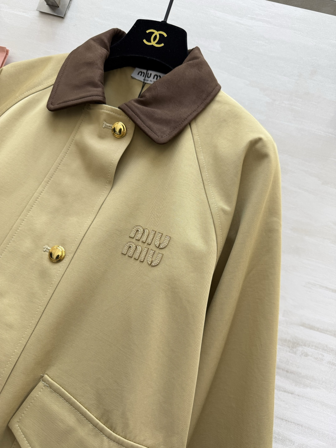 #MiuMi♡²⁶春夏新款 撞色翻领外套 卡其色主调+麂皮绒翻领和袖口 复古又时髦！金属纽扣+胸前刺绣徽