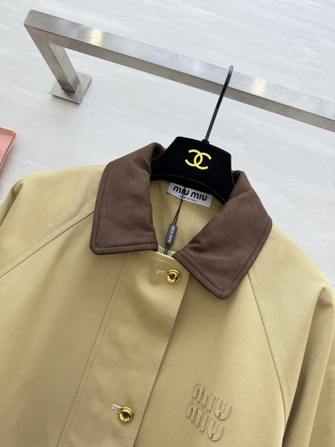 #MiuMi♡²⁶春夏新款 撞色翻领外套 卡其色主调+麂皮绒翻领和袖口 复古又时髦！金属纽扣+胸前刺绣徽