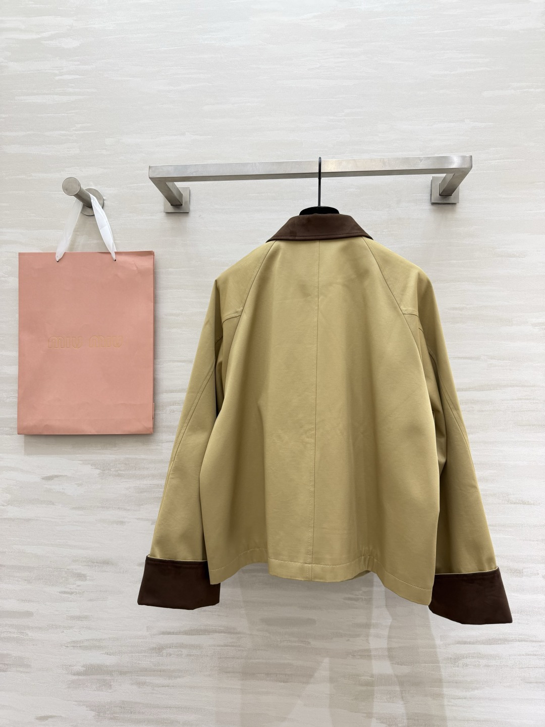 #MiuMi♡²⁶春夏新款 撞色翻领外套 卡其色主调+麂皮绒翻领和袖口 复古又时髦！金属纽扣+胸前刺绣徽