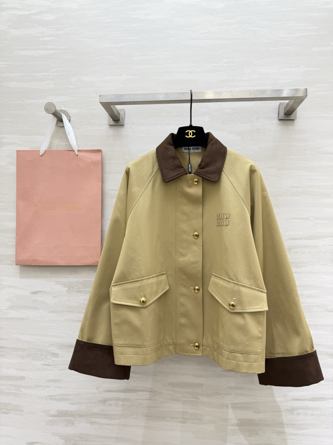 #MiuMi♡²⁶春夏新款 撞色翻领外套 卡其色主调+麂皮绒翻领和袖口 复古又时髦！金属纽扣+胸前刺绣徽