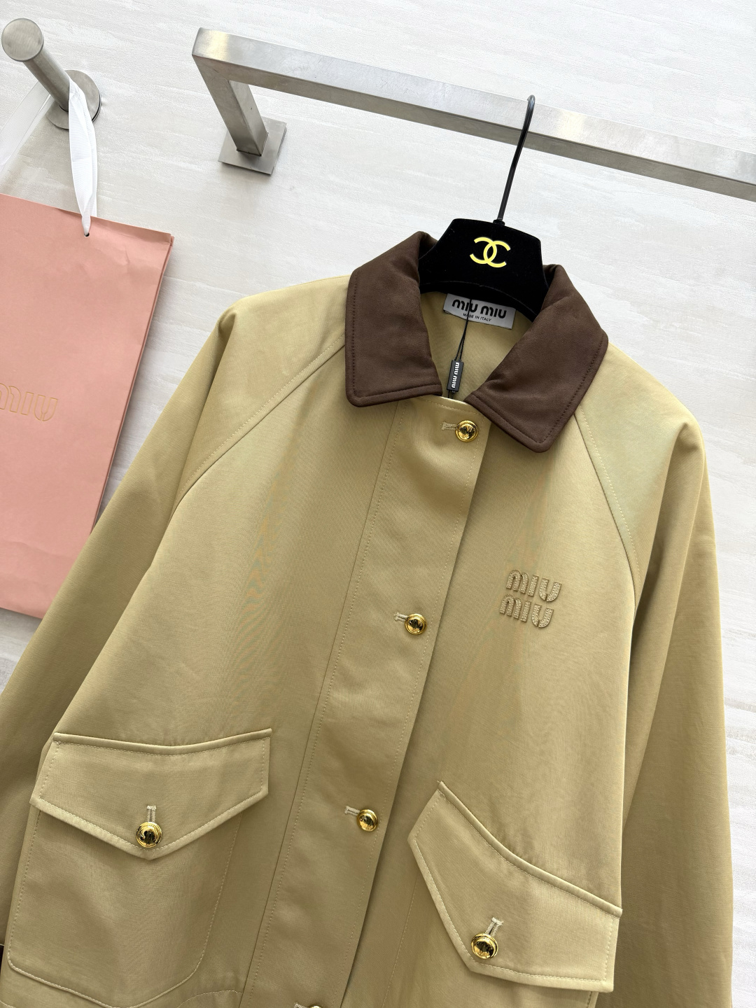 #MiuMi♡²⁶春夏新款 撞色翻领外套 卡其色主调+麂皮绒翻领和袖口 复古又时髦！金属纽扣+胸前刺绣徽