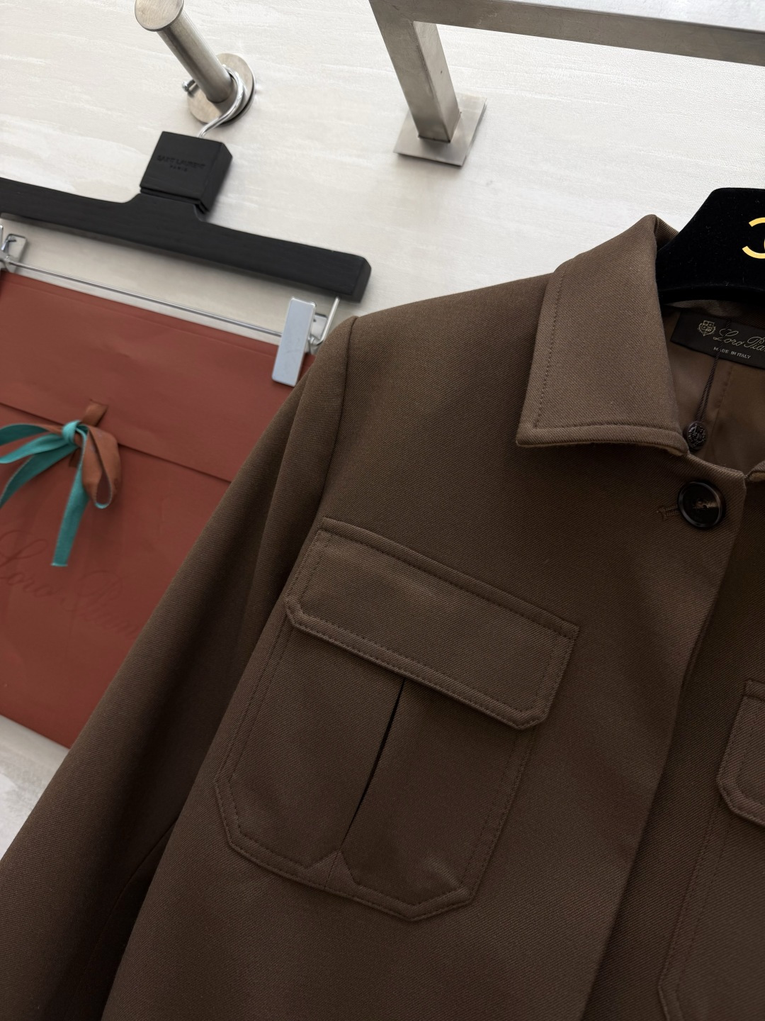 Loro Pian♡²⁶夹克外套 英伦风设计 砂洗斜纹面料柔软又硬挺 翻领+双对称口袋 复古工装感满满 