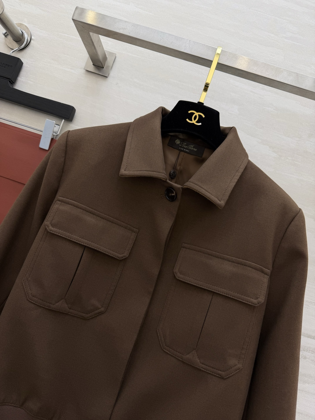 Loro Pian♡²⁶夹克外套 英伦风设计 砂洗斜纹面料柔软又硬挺 翻领+双对称口袋 复古工装感满满 