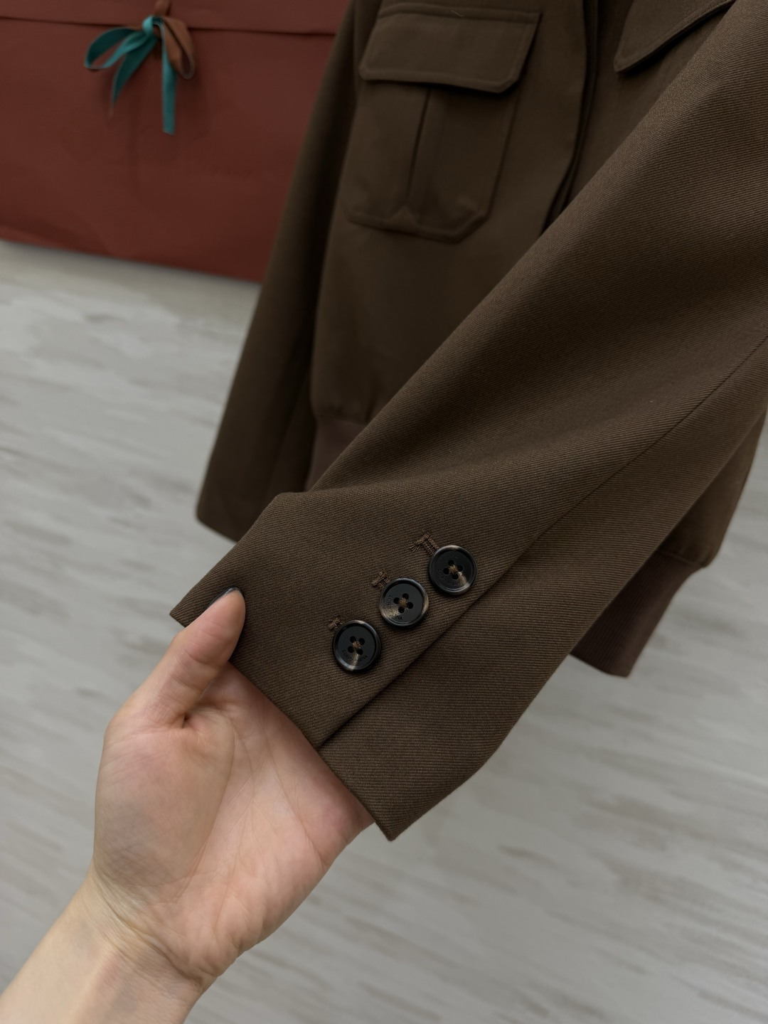 Loro Pian♡²⁶夹克外套 英伦风设计 砂洗斜纹面料柔软又硬挺 翻领+双对称口袋 复古工装感满满 