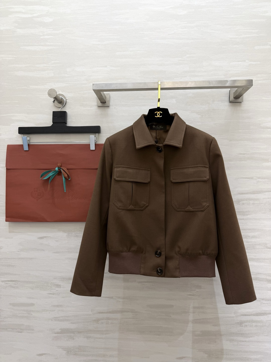 Loro Pian♡²⁶夹克外套 英伦风设计 砂洗斜纹面料柔软又硬挺 翻领+双对称口袋 复古工装感满满 