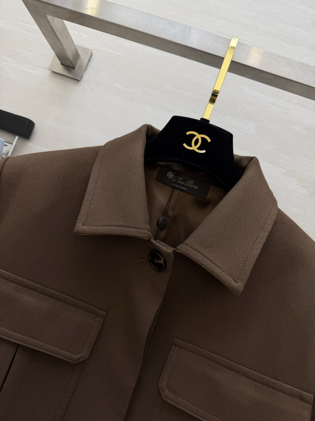 Loro Pian♡²⁶夹克外套 英伦风设计 砂洗斜纹面料柔软又硬挺 翻领+双对称口袋 复古工装感满满 