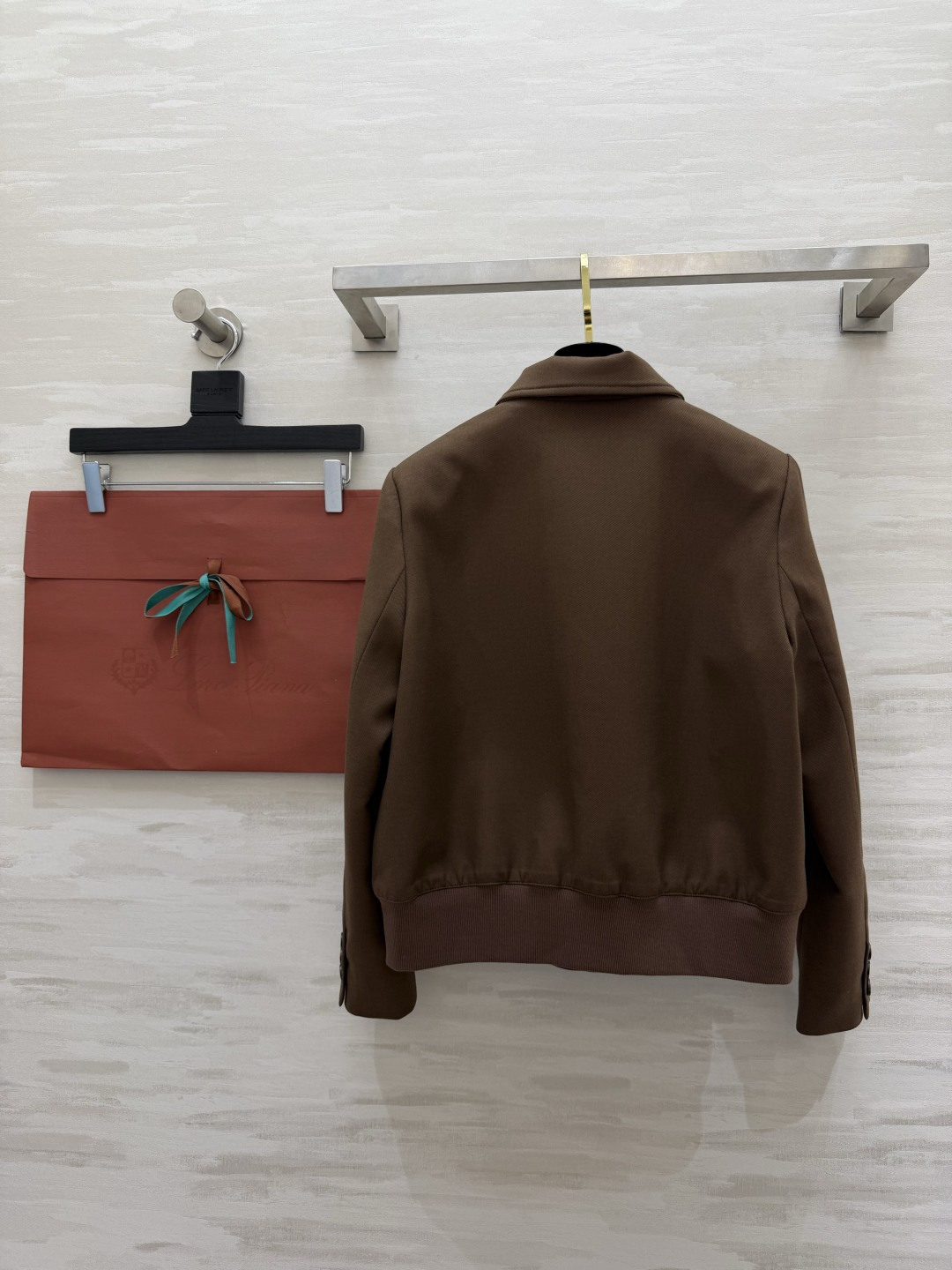 Loro Pian♡²⁶夹克外套 英伦风设计 砂洗斜纹面料柔软又硬挺 翻领+双对称口袋 复古工装感满满 