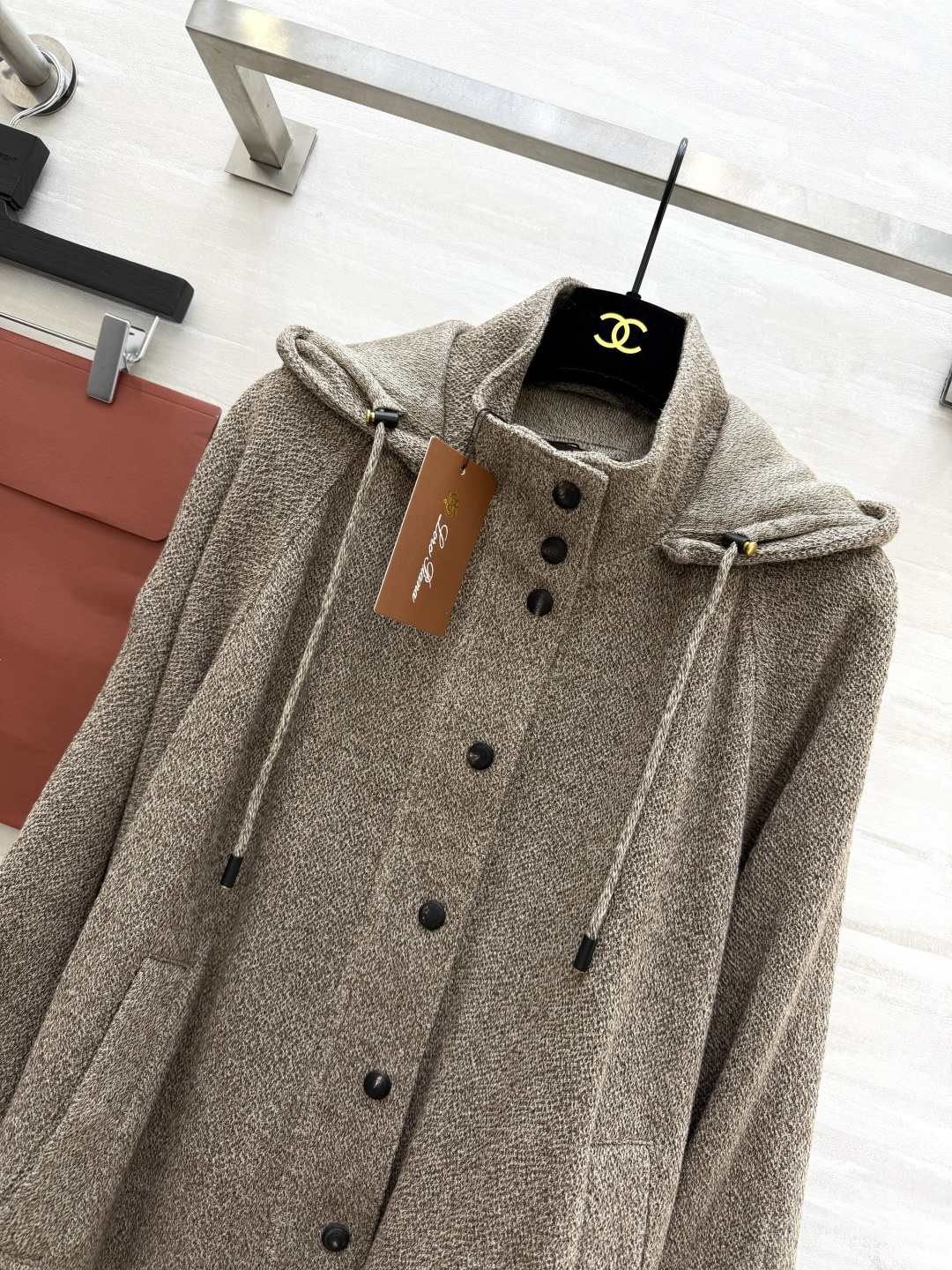 Loro Pian♡²⁶早春系列 连帽真丝羊毛亚麻混纺外套 采用高品质面料 手感软糯 质感超赞！浅驼色杂