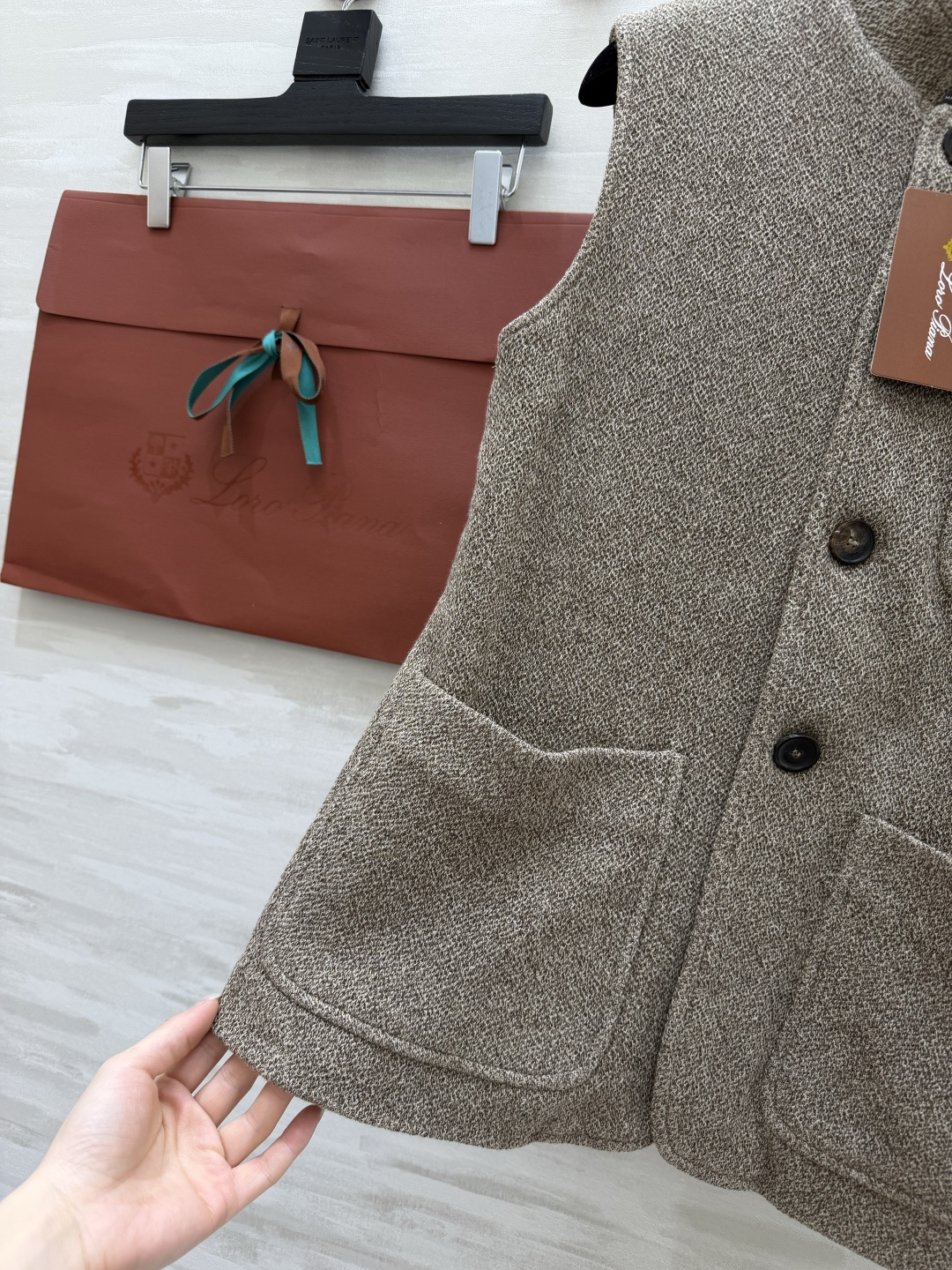 Loro Pian♡²⁶早春系列 真丝羊毛亚麻混纺马甲外套 采用高品质面料 手感软糯 质感超赞！浅驼色杂