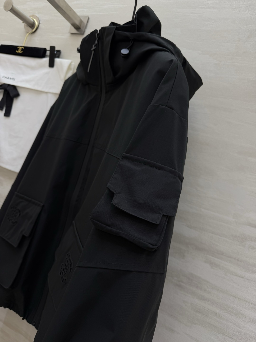 早春的第一件外套，是Chanel风给的🌬极简廓形+精致双C刺绣，把高级感和街头感平衡得刚刚好，白色温柔又