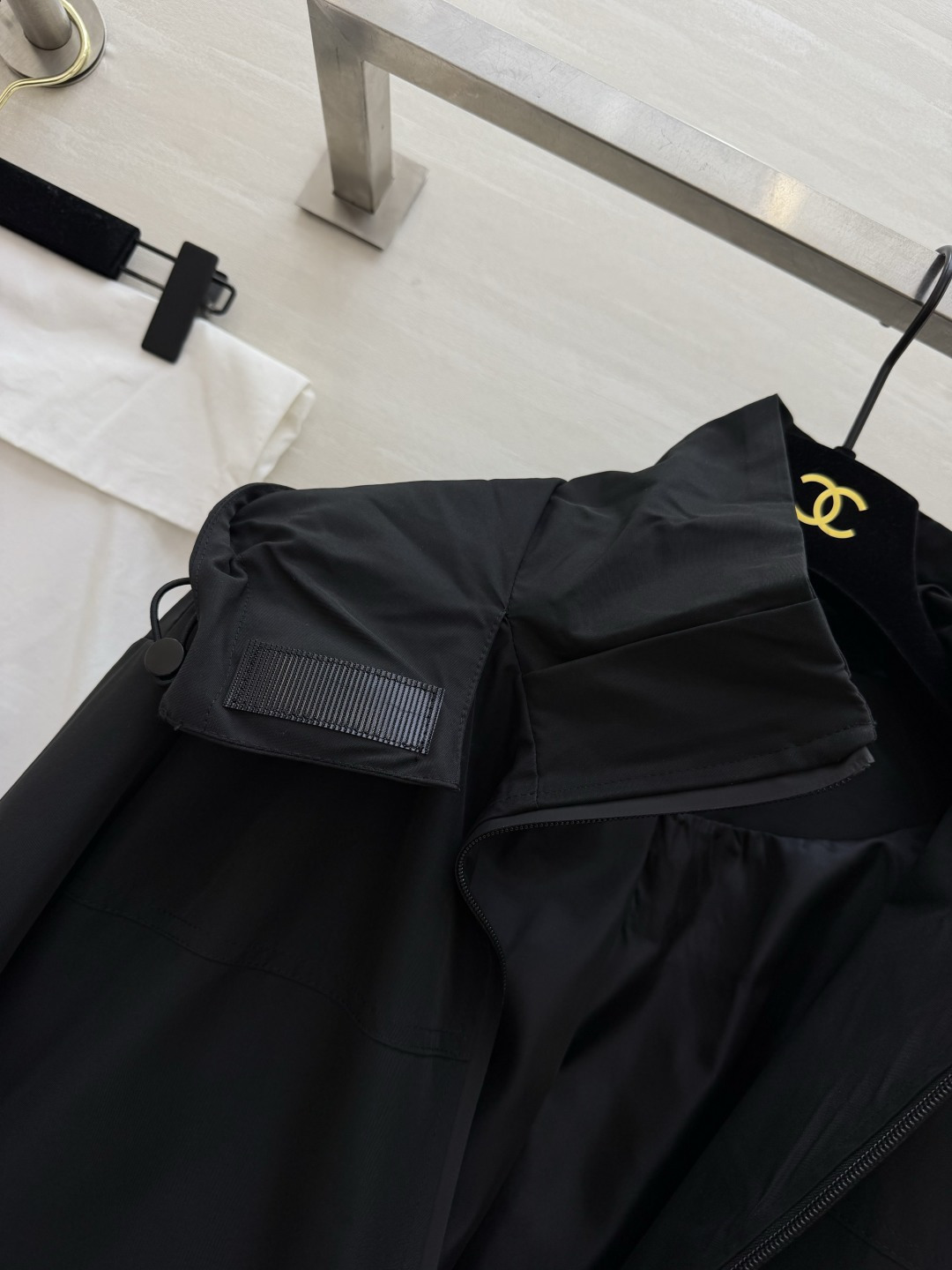 早春的第一件外套，是Chanel风给的🌬极简廓形+精致双C刺绣，把高级感和街头感平衡得刚刚好，白色温柔又