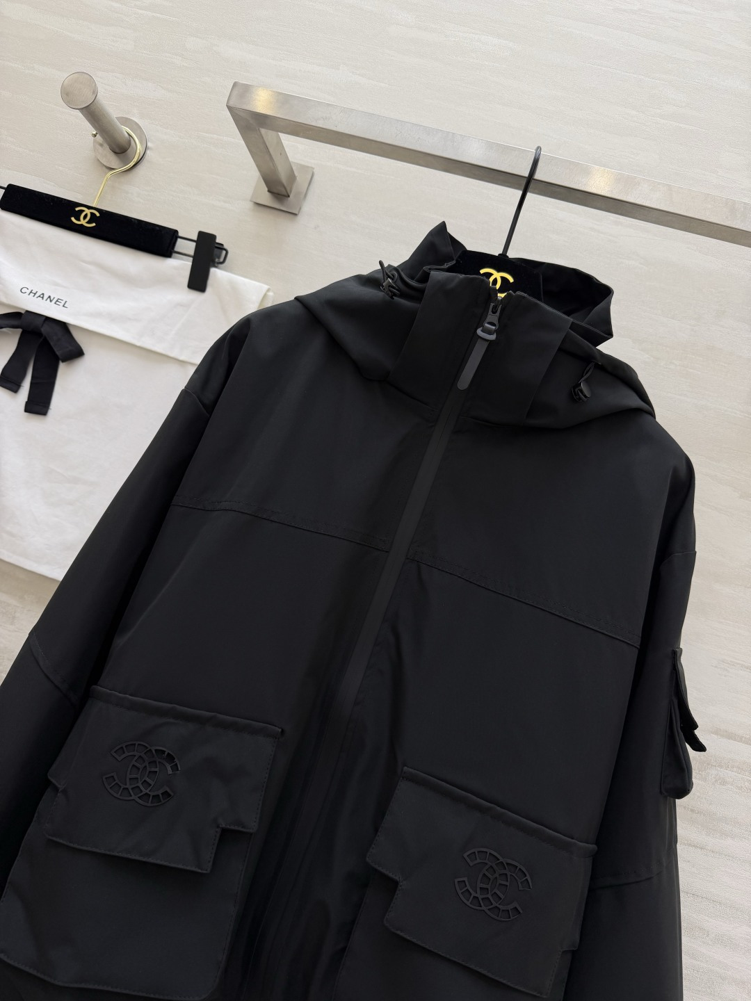 早春的第一件外套，是Chanel风给的🌬极简廓形+精致双C刺绣，把高级感和街头感平衡得刚刚好，白色温柔又